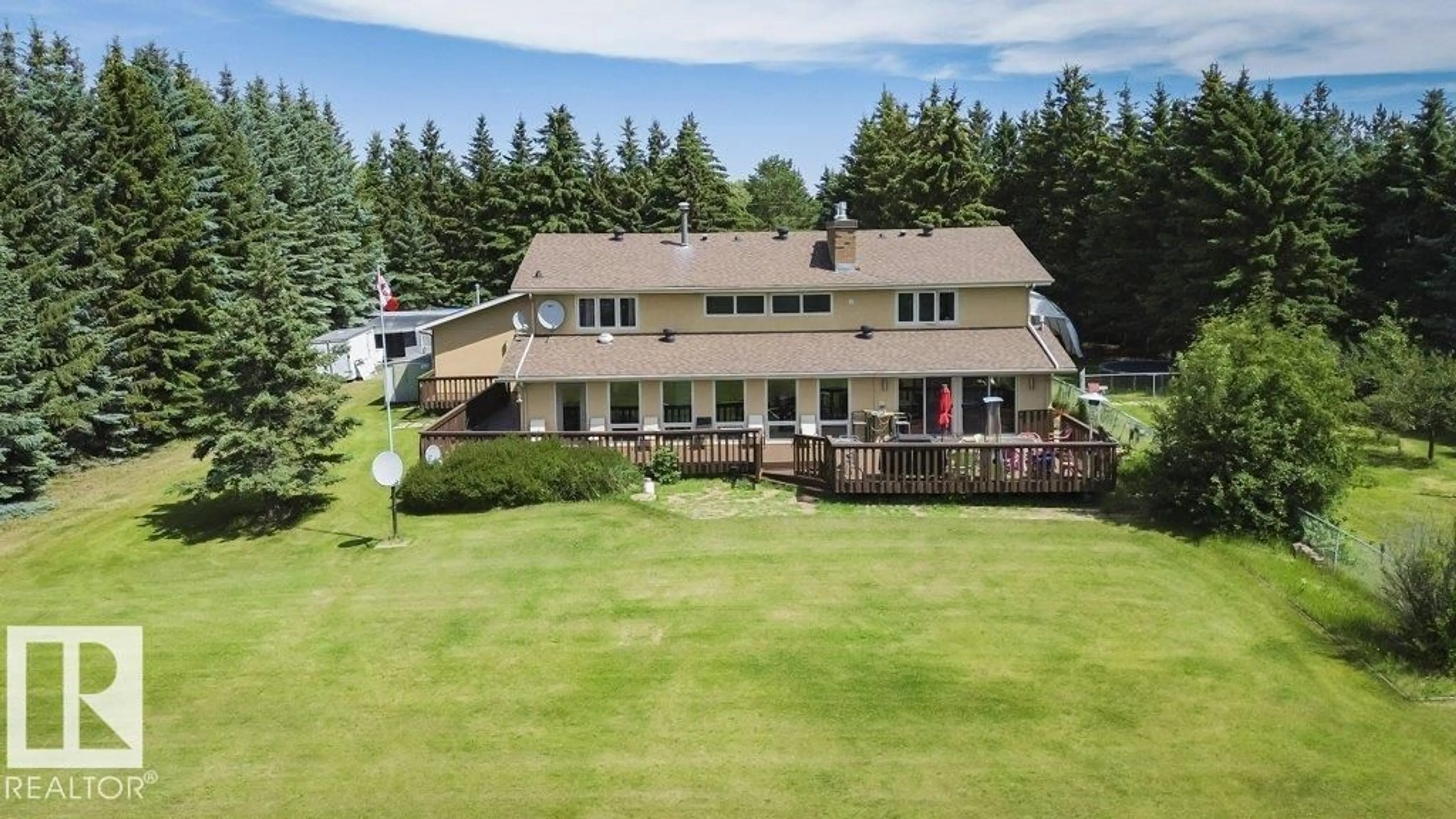 A pic from outside/outdoor area/front of a property/back of a property/a pic from drone, unknown for 53310 RGE ROAD 221, Rural Strathcona County Alberta T8E2L1