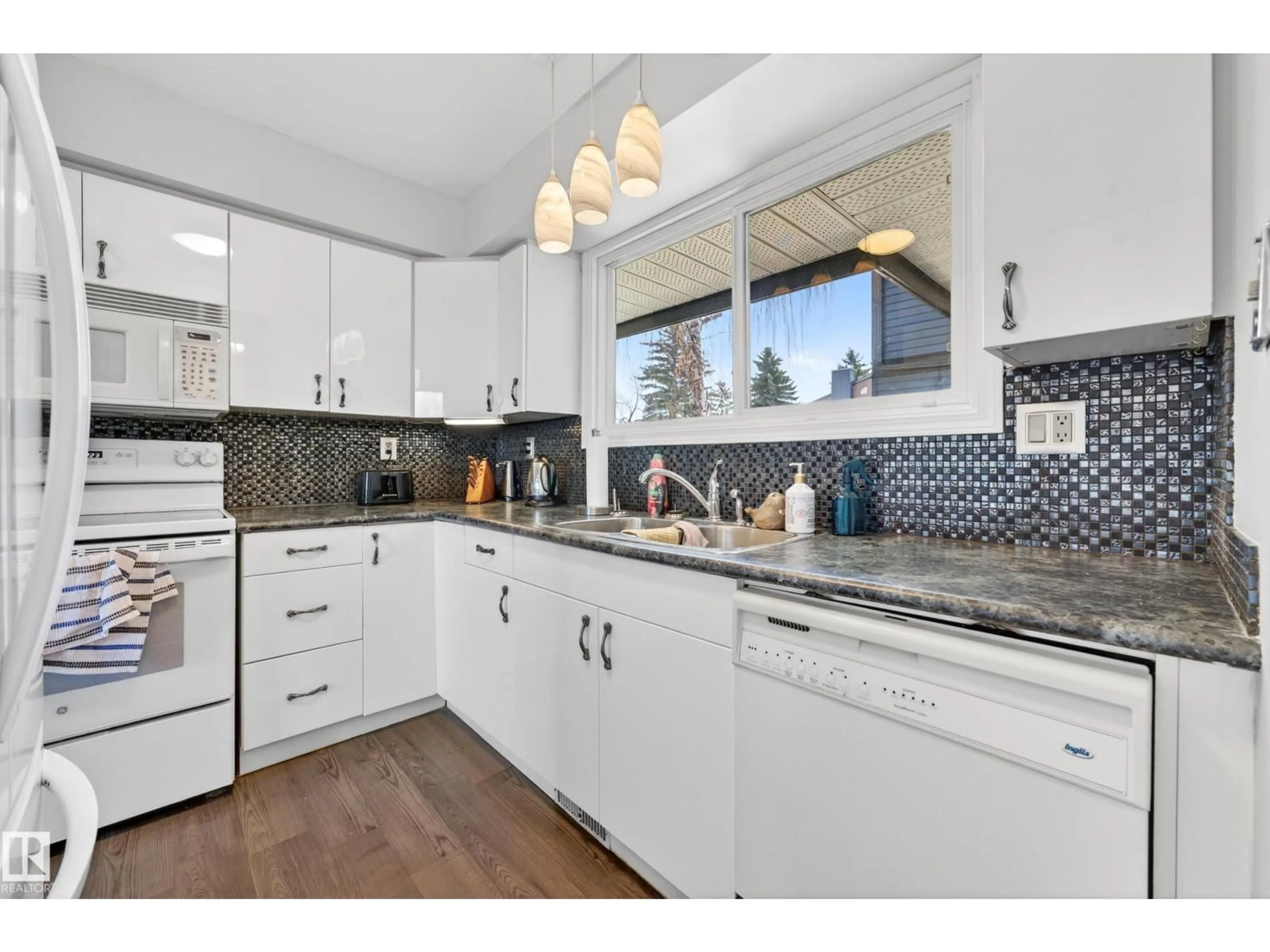 Open concept kitchen, ceramic/tile floor for NW - 3584 42 ST, Edmonton Alberta T6L5A1