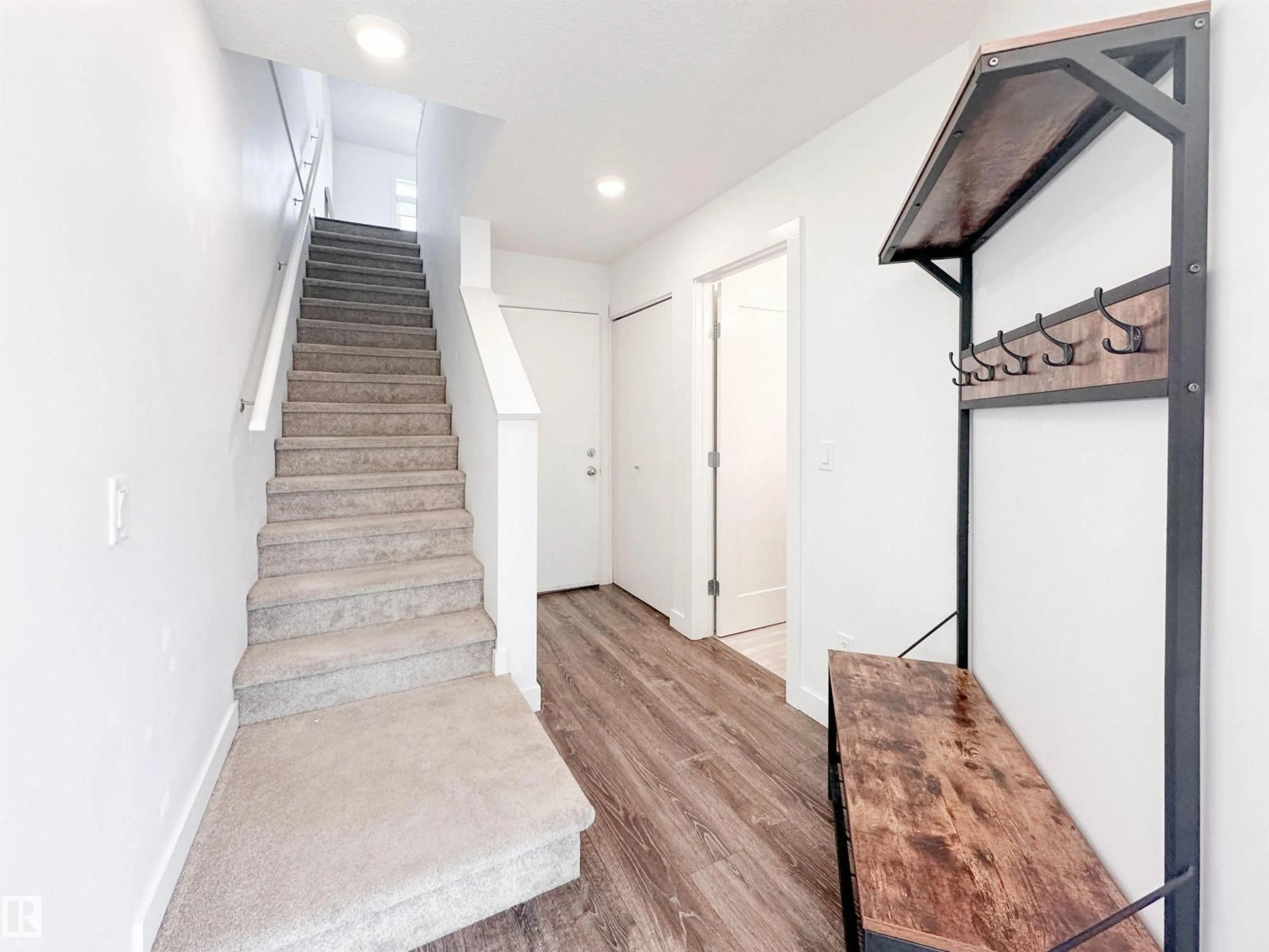 Indoor entryway for 21 - 100 JENSEN LAKES BV, St. Albert Alberta T8N7T9