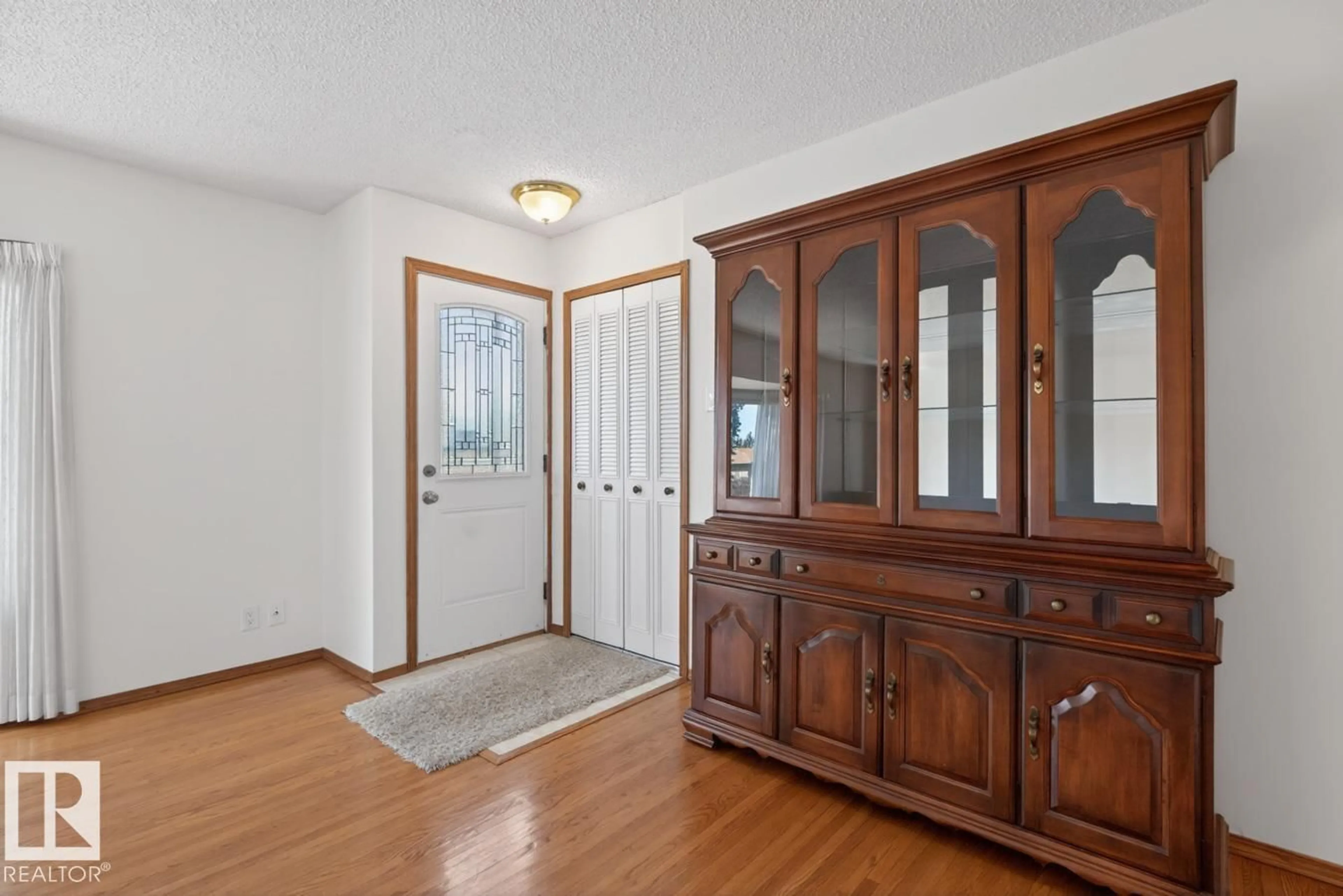 Indoor entryway for 13516 120 ST, Edmonton Alberta T5E5P7