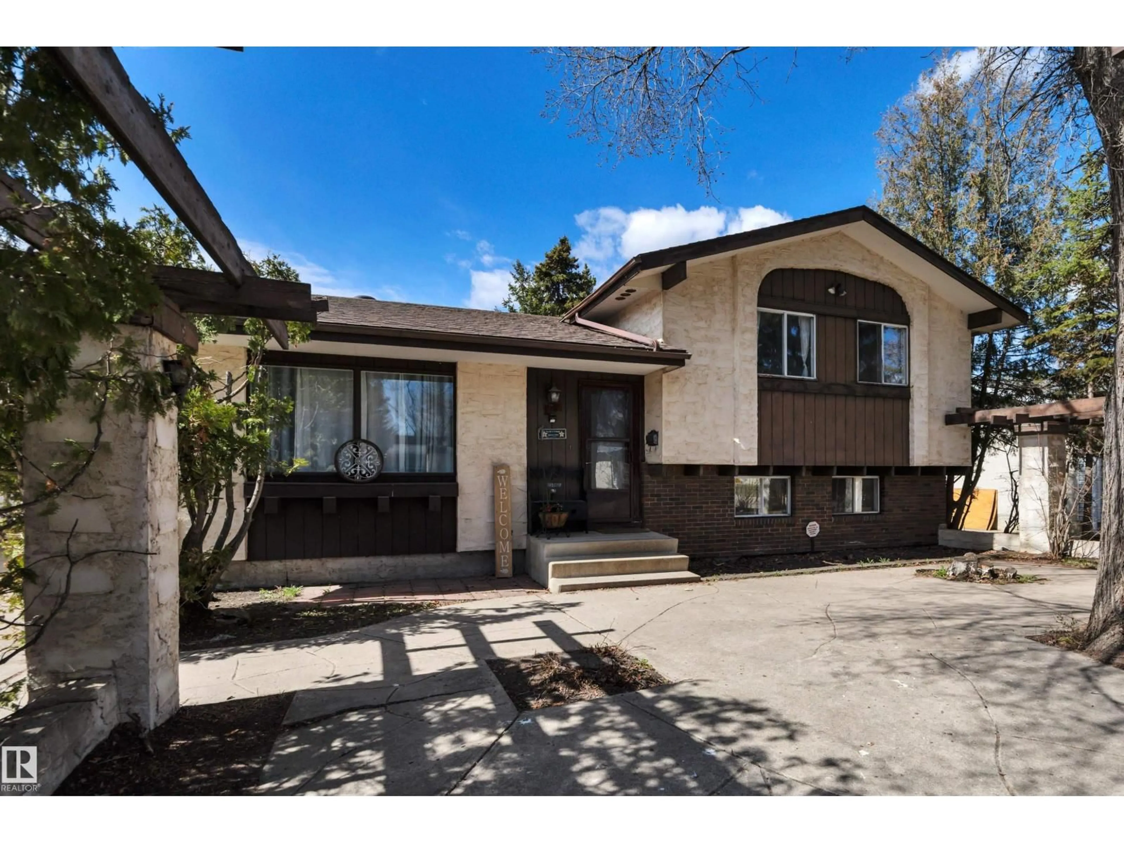 Home with vinyl exterior material, street for 5718 GARDEN MEADOWS DRIVE, Wetaskiwin Alberta T9A2L6
