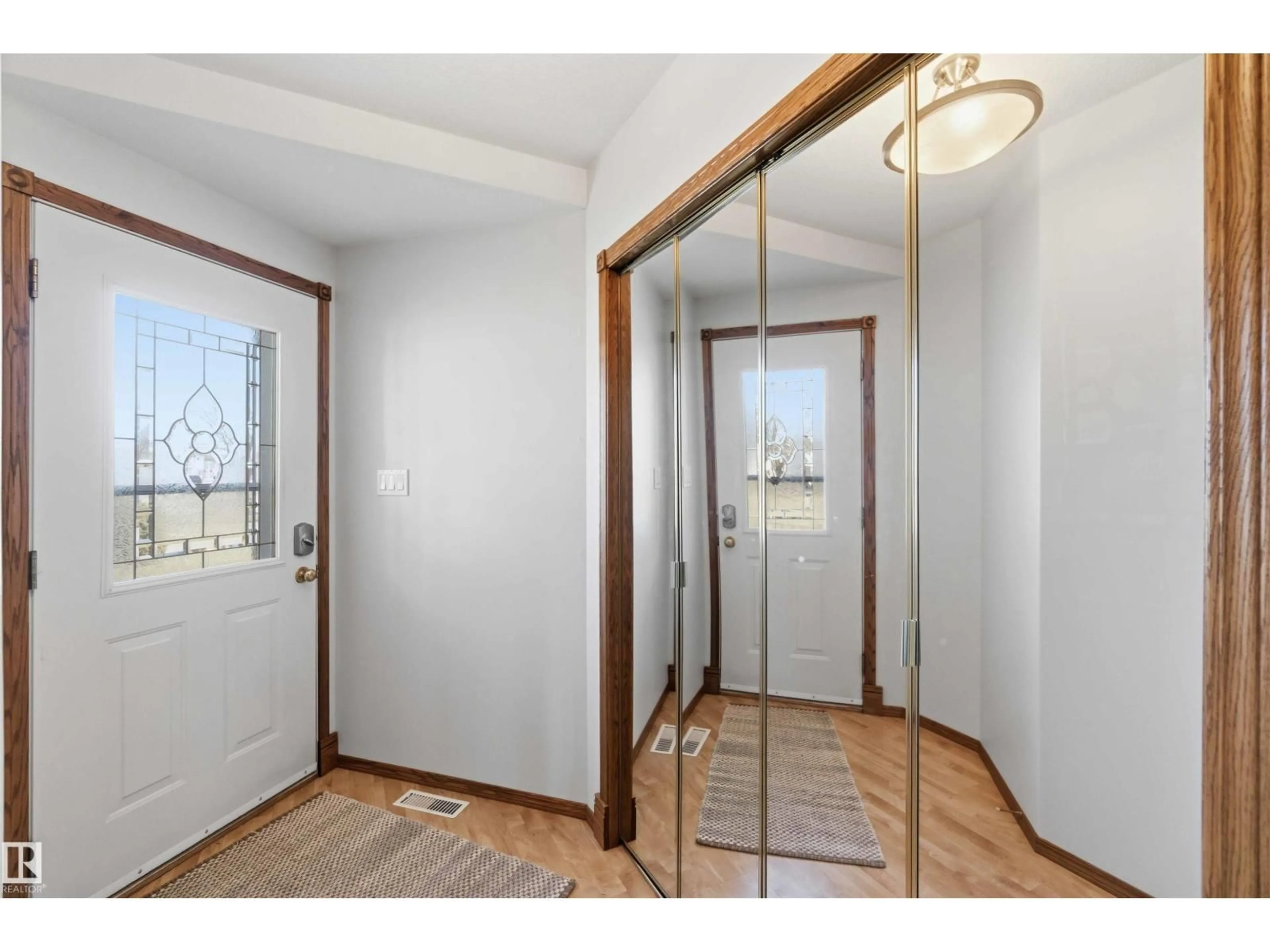 Indoor entryway for 4930 50 ST, Redwater Alberta T0A2W0