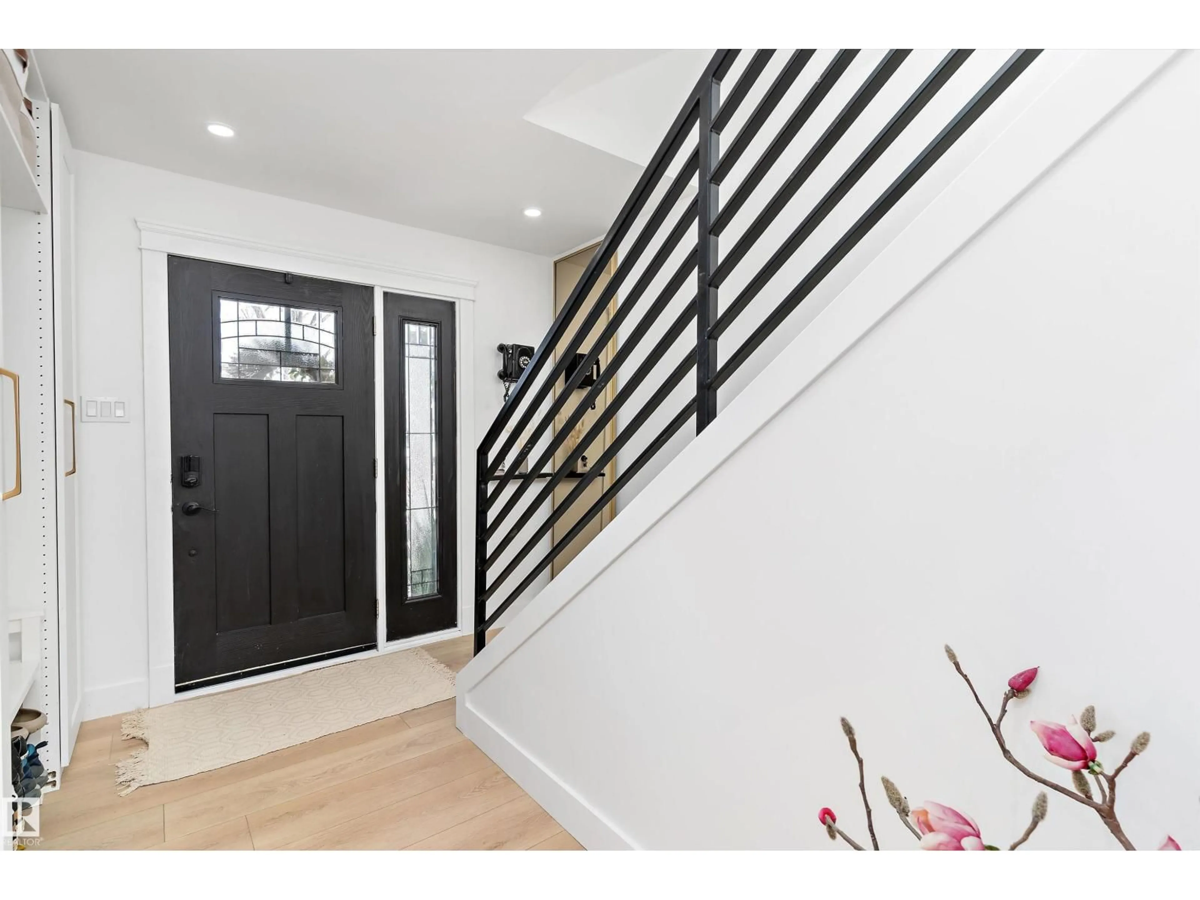 Indoor entryway for NW - 9448 76 ST, Edmonton Alberta T6C2K6