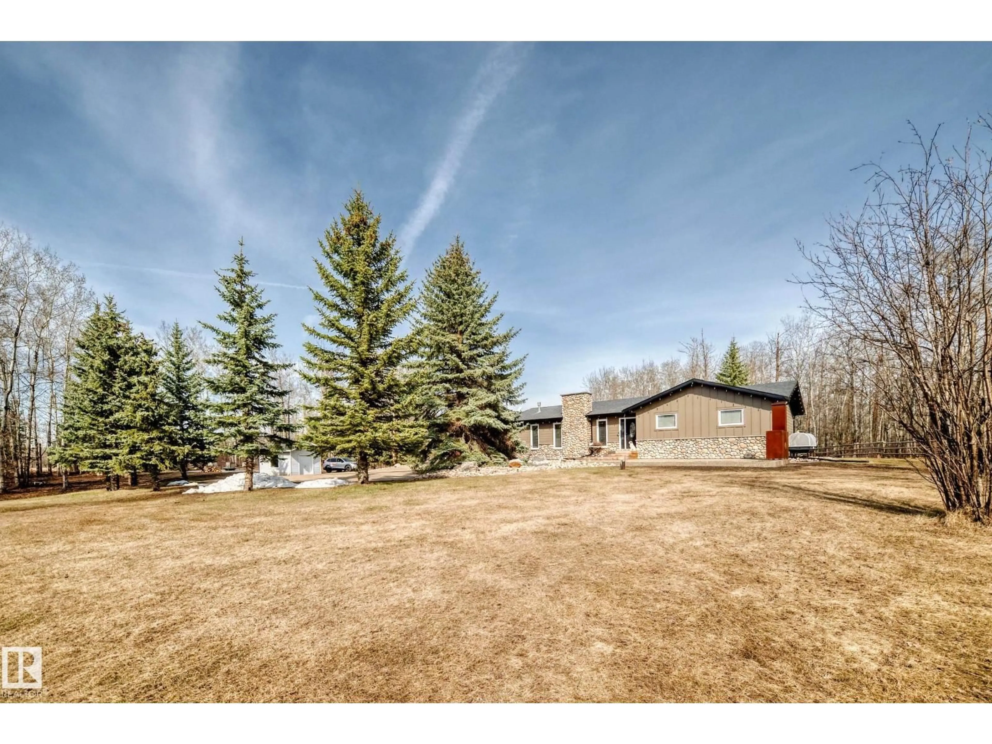 A pic from outside/outdoor area/front of a property/back of a property/a pic from drone, unknown for 52467 - 5 RGE ROAD 214, Rural Strathcona County Alberta T8E2G8