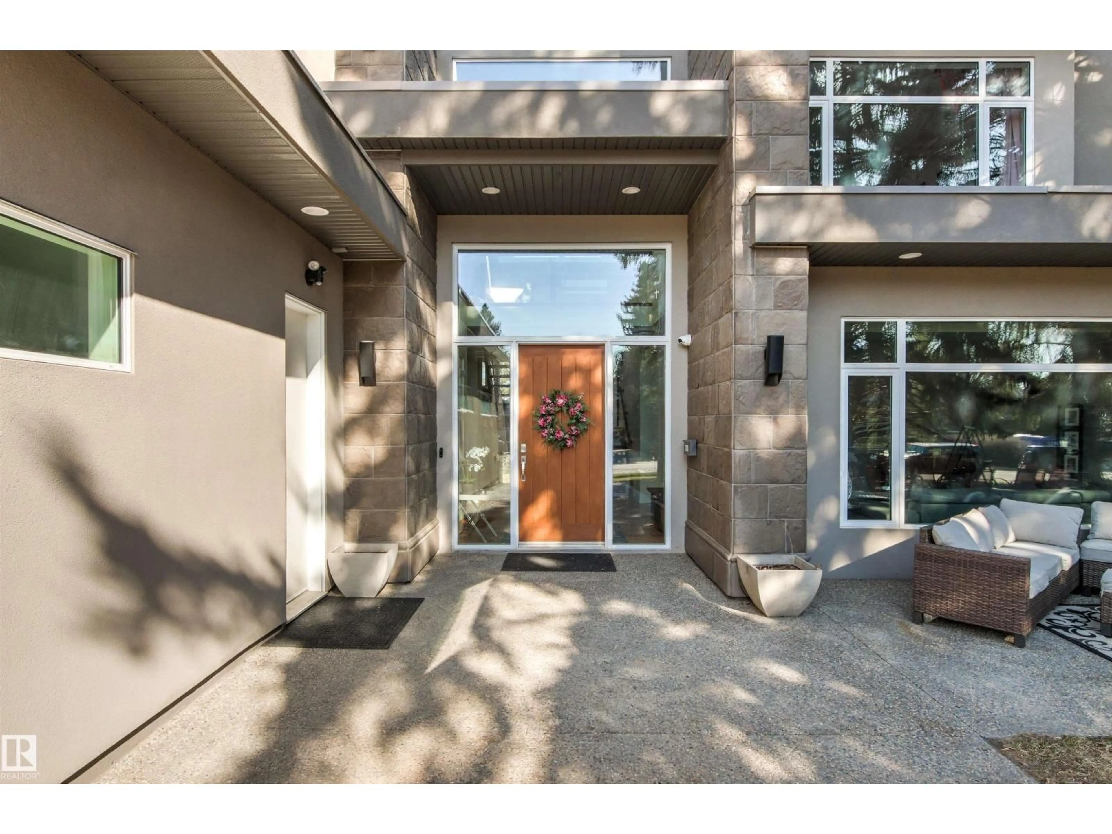 Indoor entryway for 12420 GRAND VIEW DR, Edmonton Alberta T6H4K4