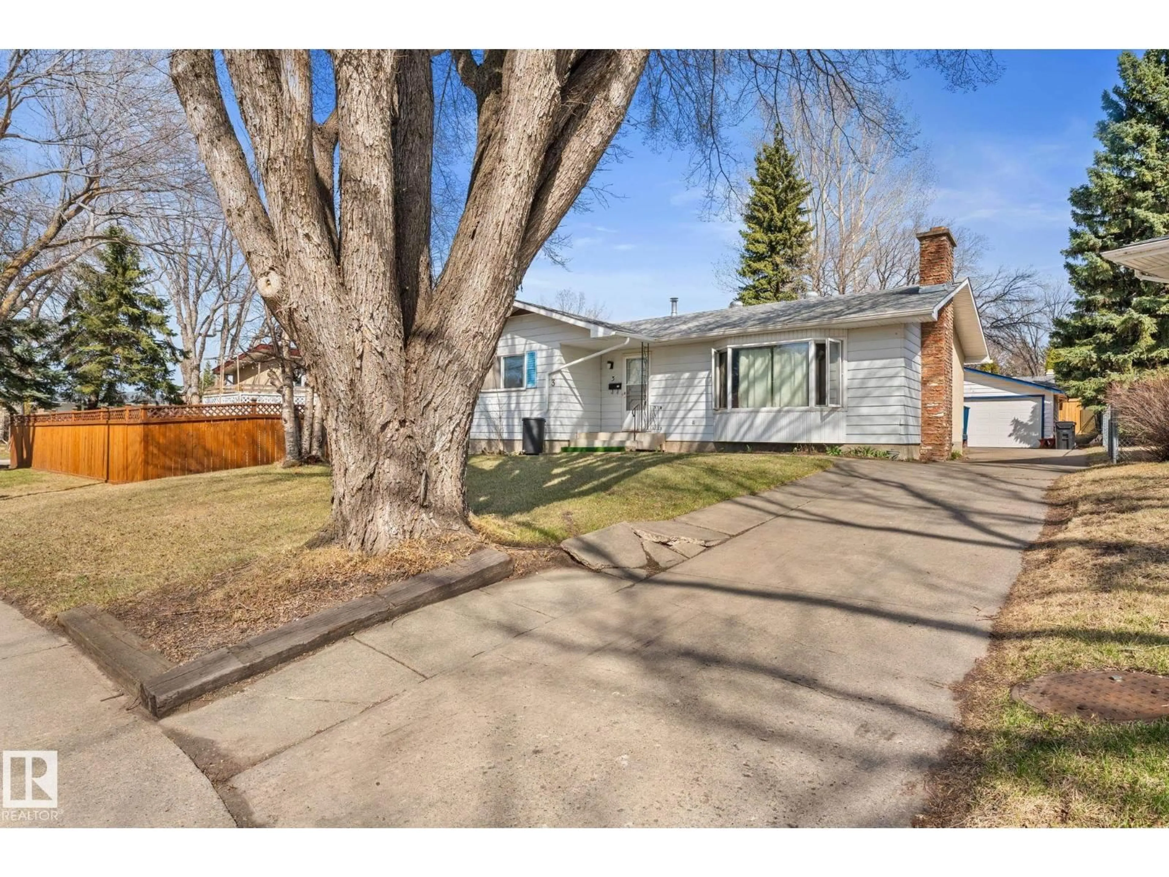 A pic from outside/outdoor area/front of a property/back of a property/a pic from drone, street for 3 LUEDERS CO, Sherwood Park Alberta T8A1B2