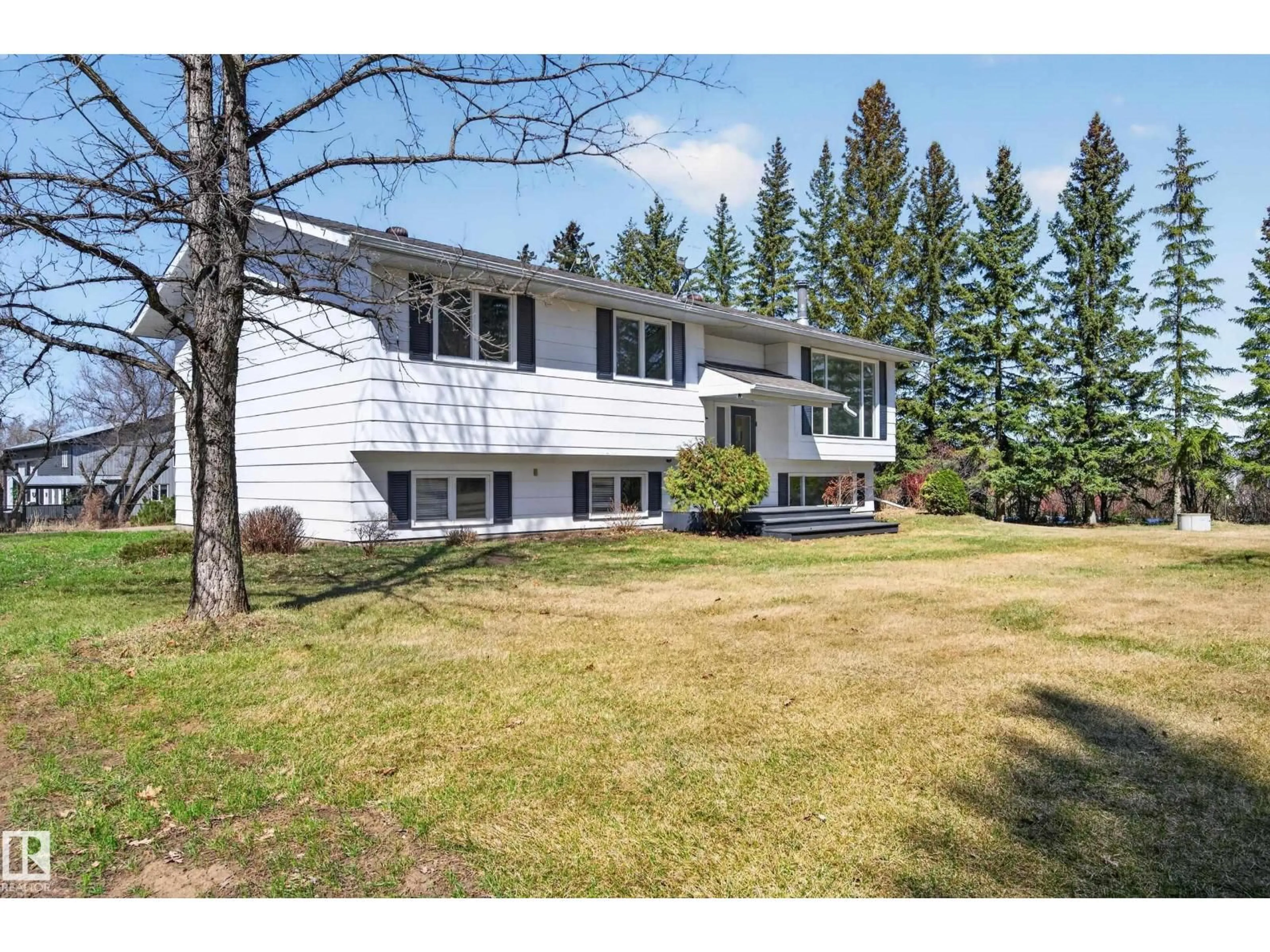 A pic from outside/outdoor area/front of a property/back of a property/a pic from drone, unknown for 54530 RGE ROAD 215, Rural Strathcona County Alberta T8L4B9