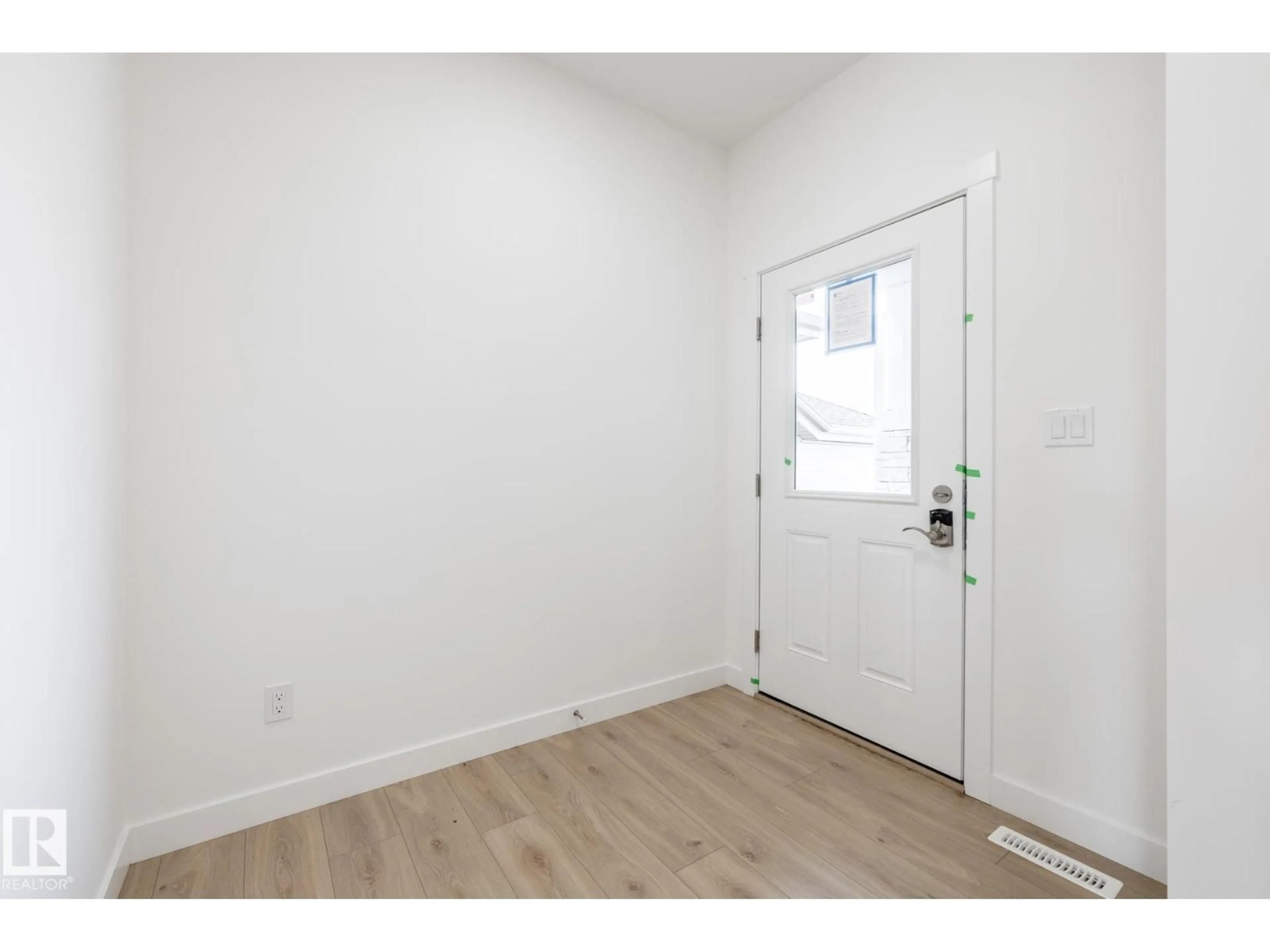 Indoor entryway for 20829 15A AV AV, Edmonton Alberta T6M3N8
