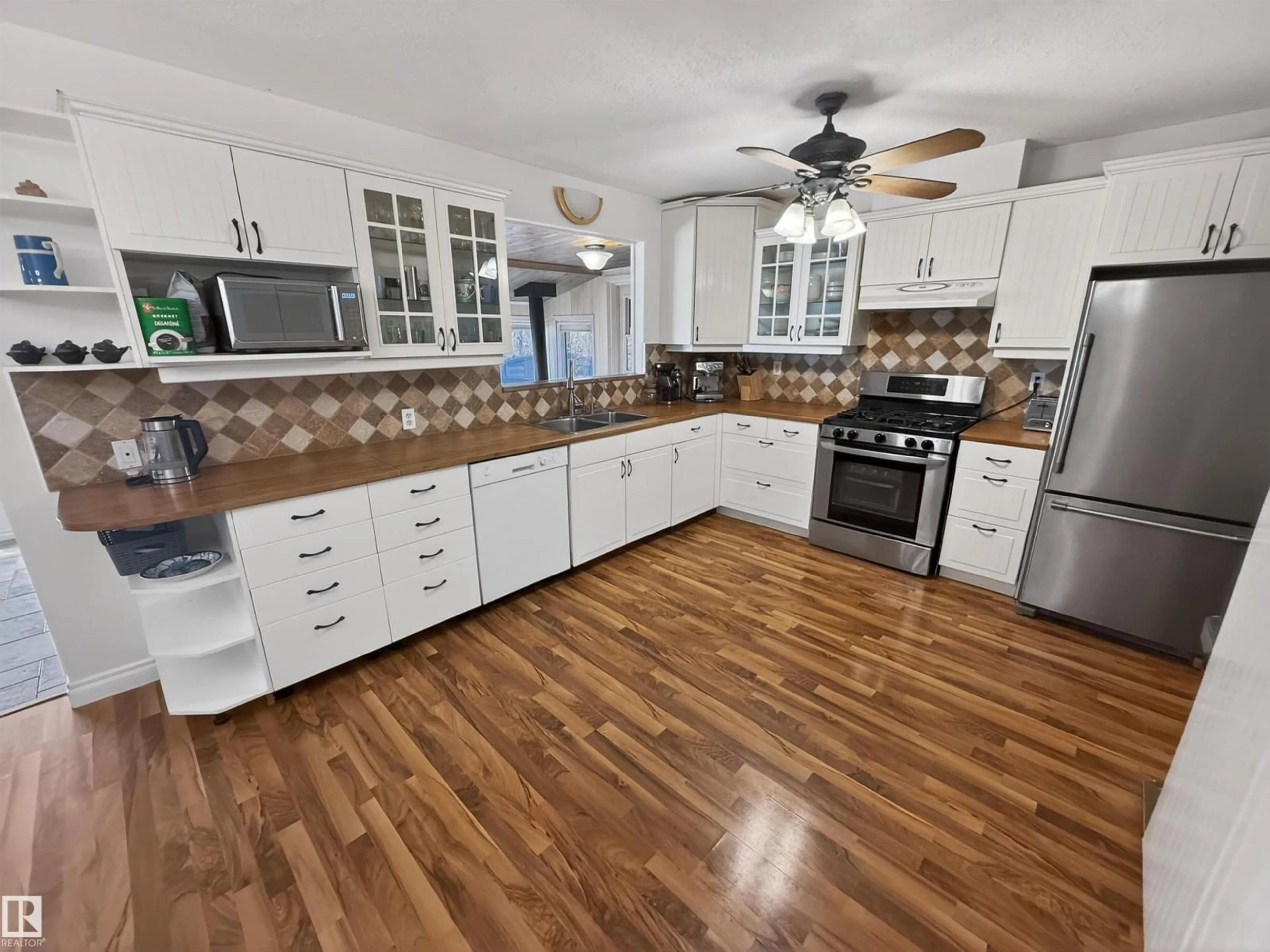 Open concept kitchen, ceramic/tile floor for 14 - 53227 RGE ROAD 14, Rural Parkland County Alberta T7Y0G3