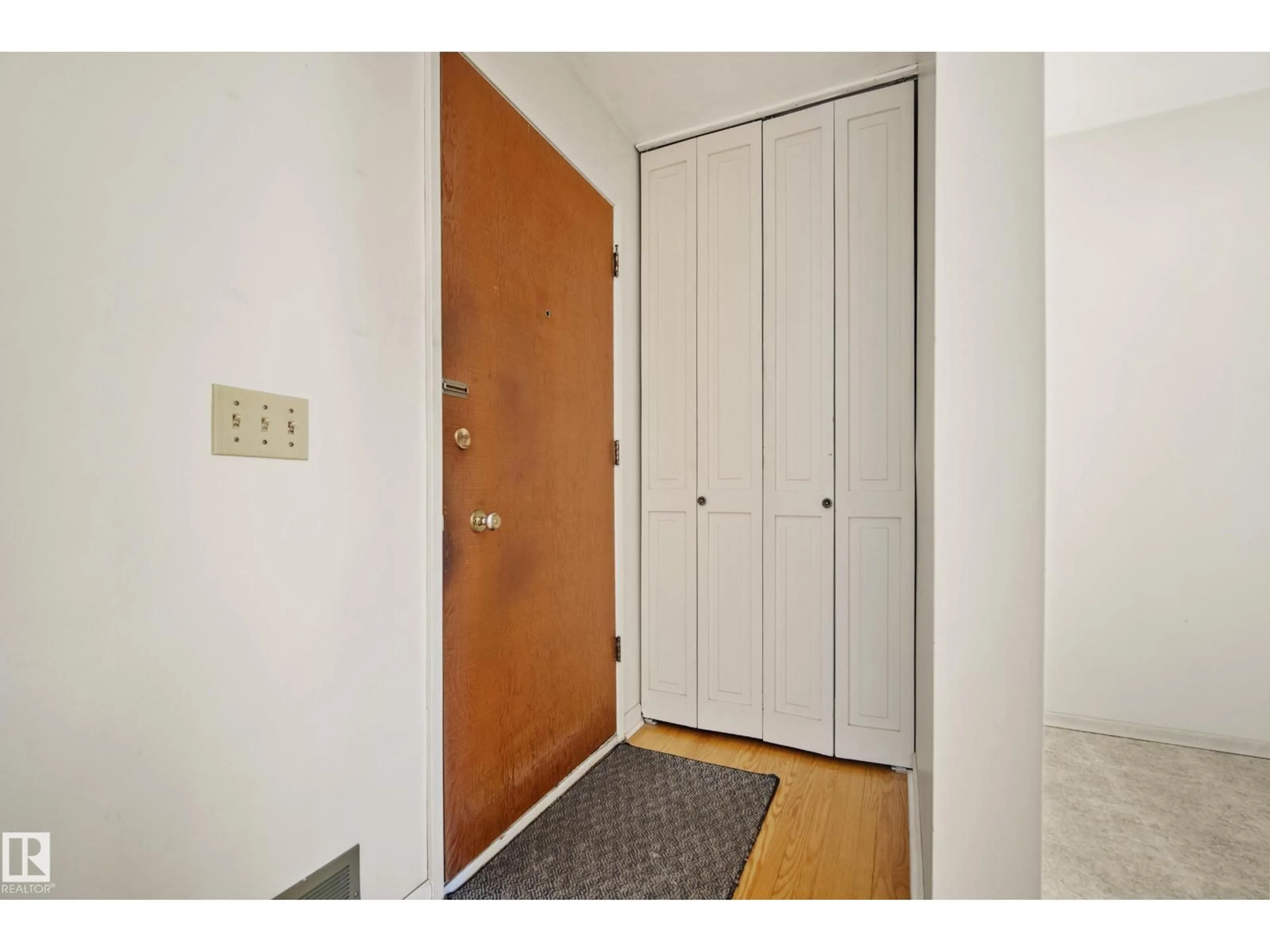 Indoor entryway for 10504 45 ST, Edmonton Alberta T6A1X3