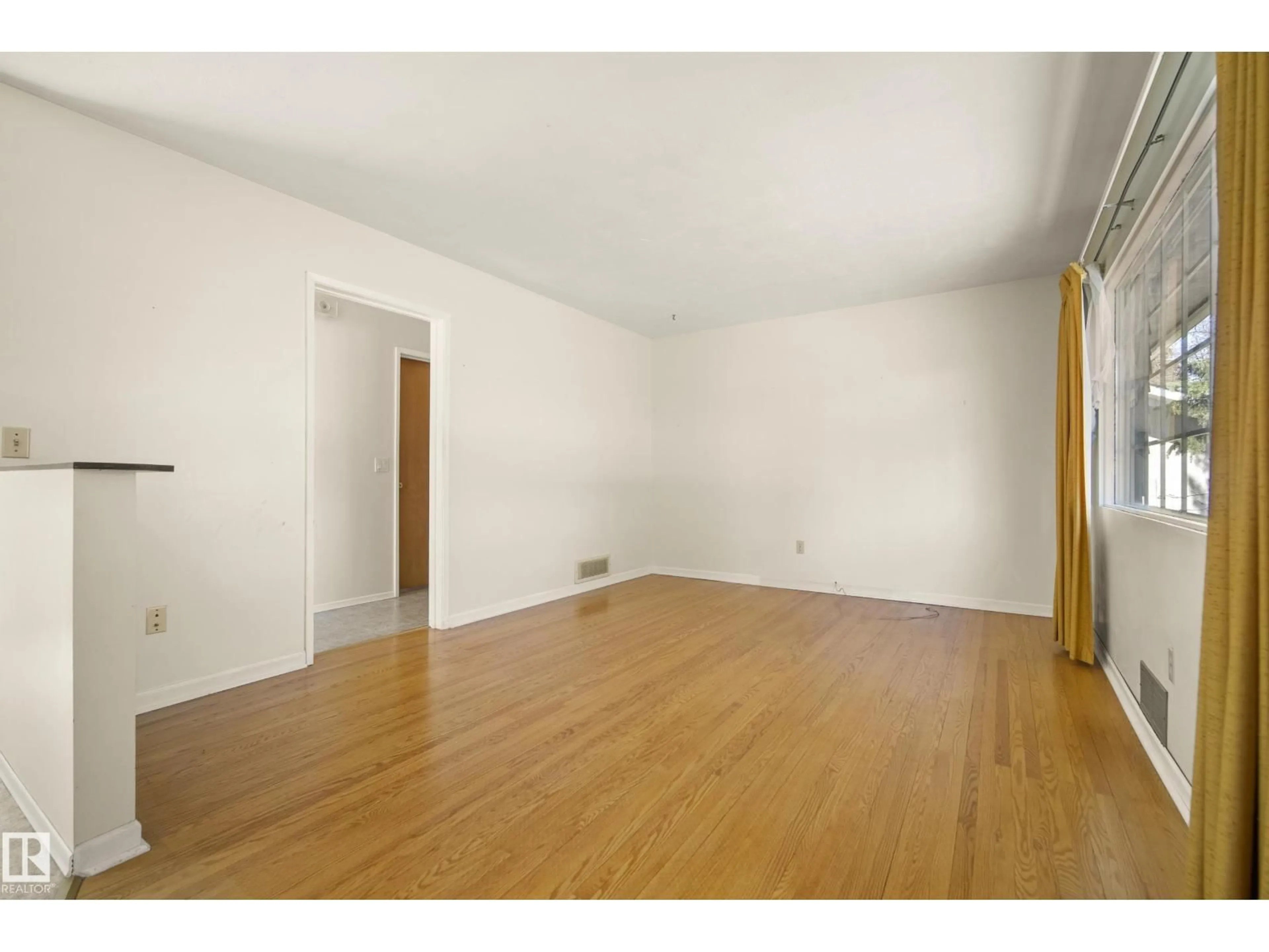 A pic of a room for 10504 45 ST, Edmonton Alberta T6A1X3