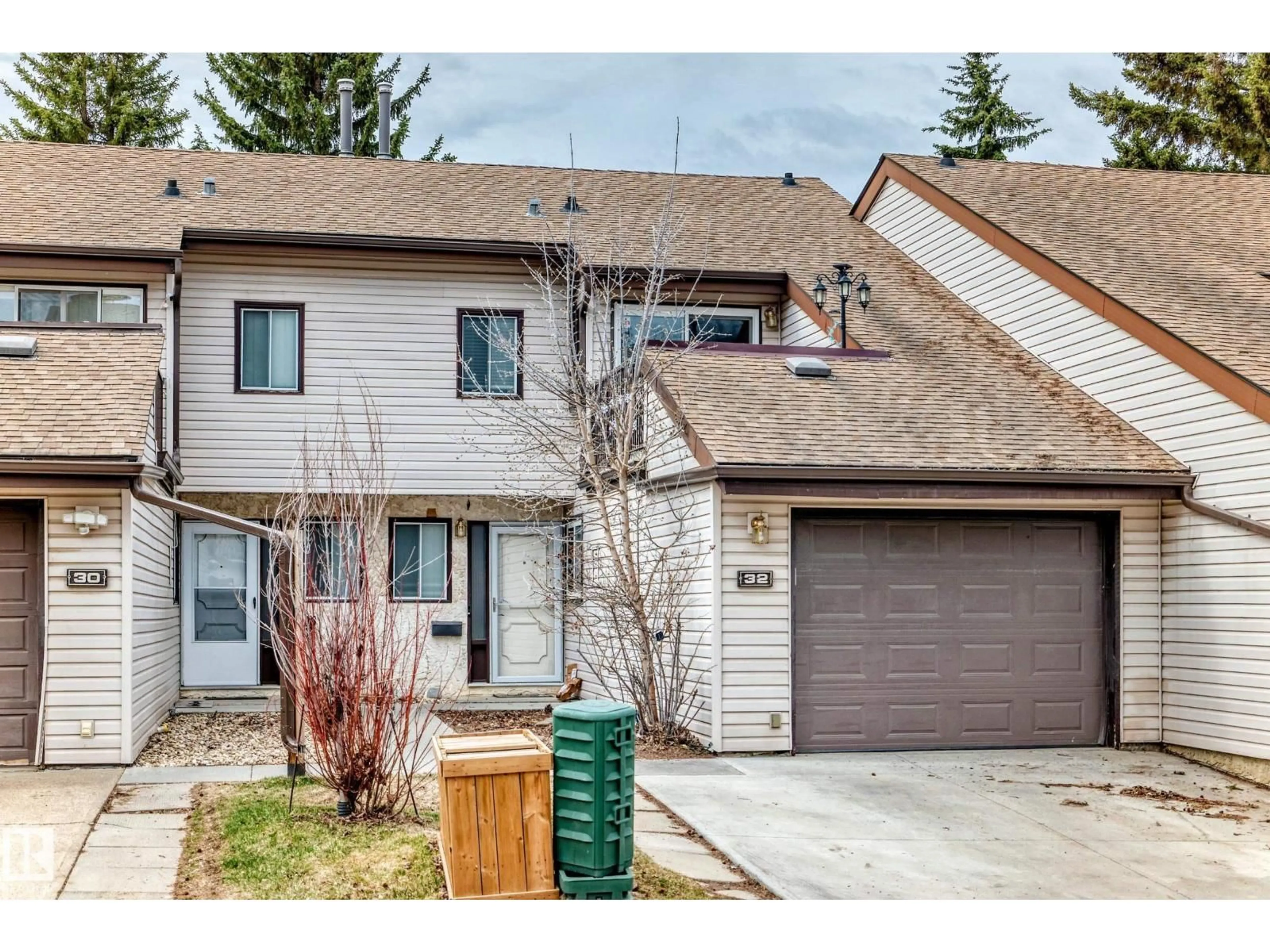 Home with vinyl exterior material, street for 32 GRANDIN WOODS, St. Albert Alberta T8N2Y4
