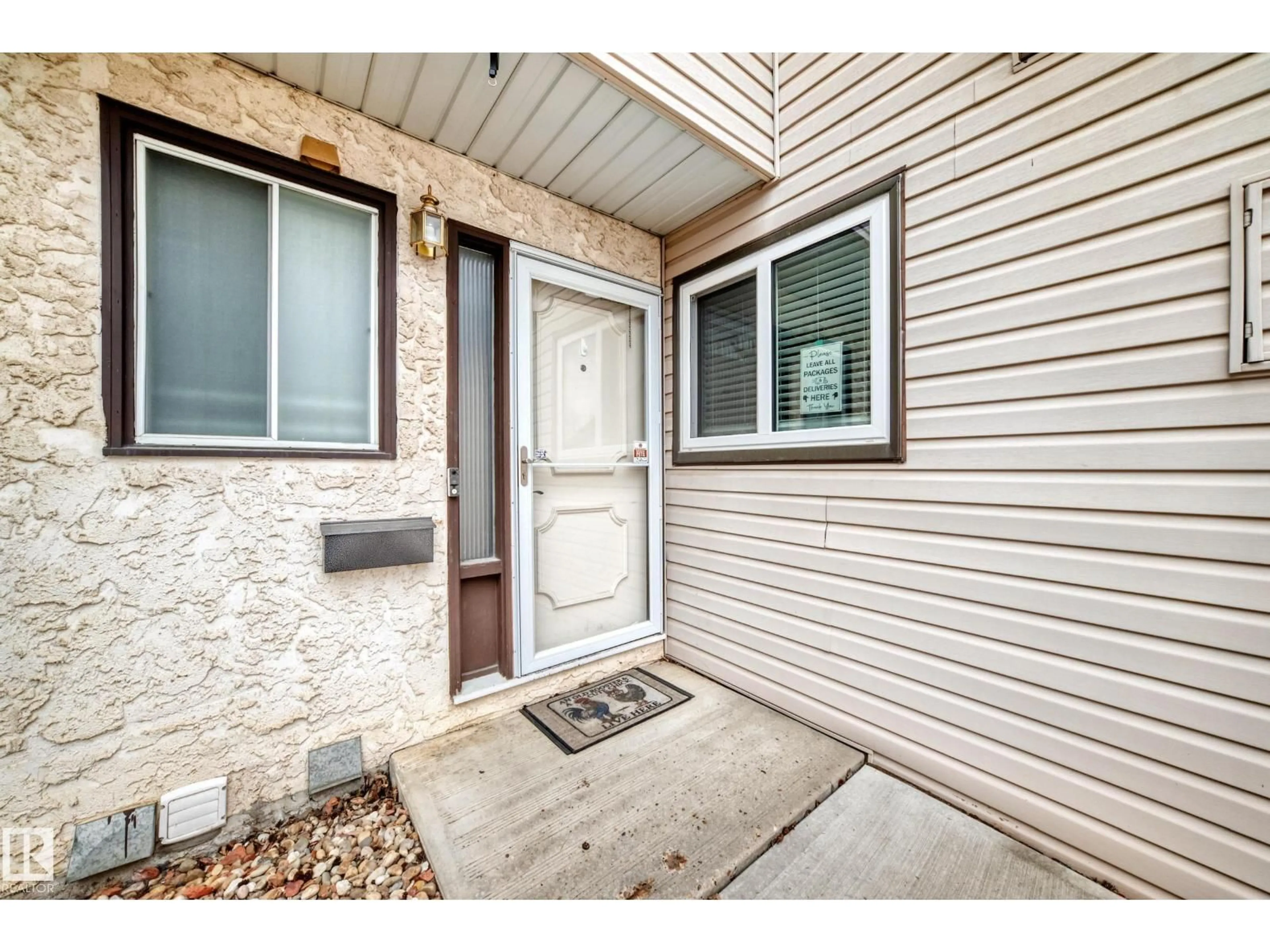 Indoor entryway for 32 GRANDIN WOODS, St. Albert Alberta T8N2Y4