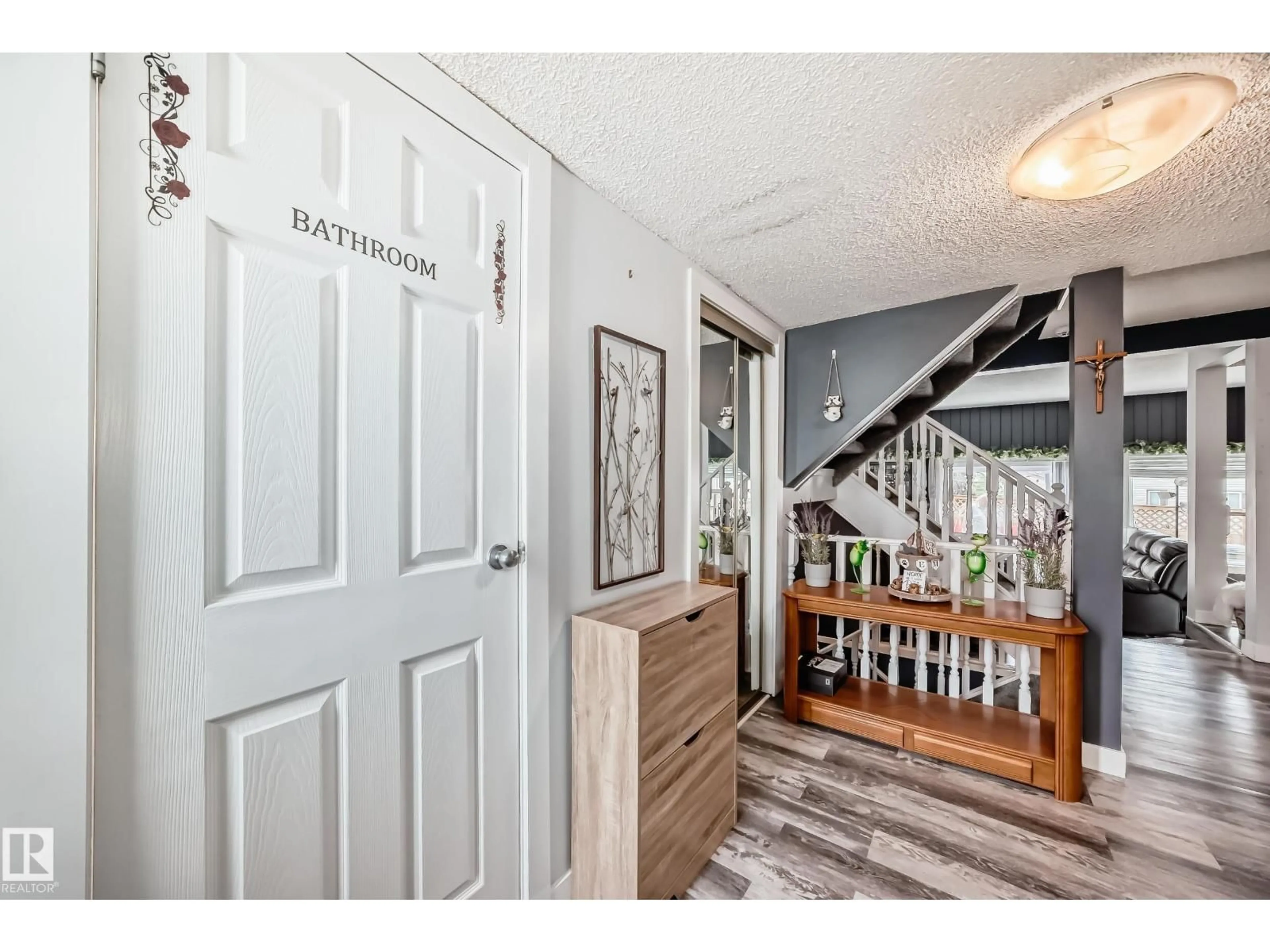 Indoor entryway for 32 GRANDIN WOODS, St. Albert Alberta T8N2Y4