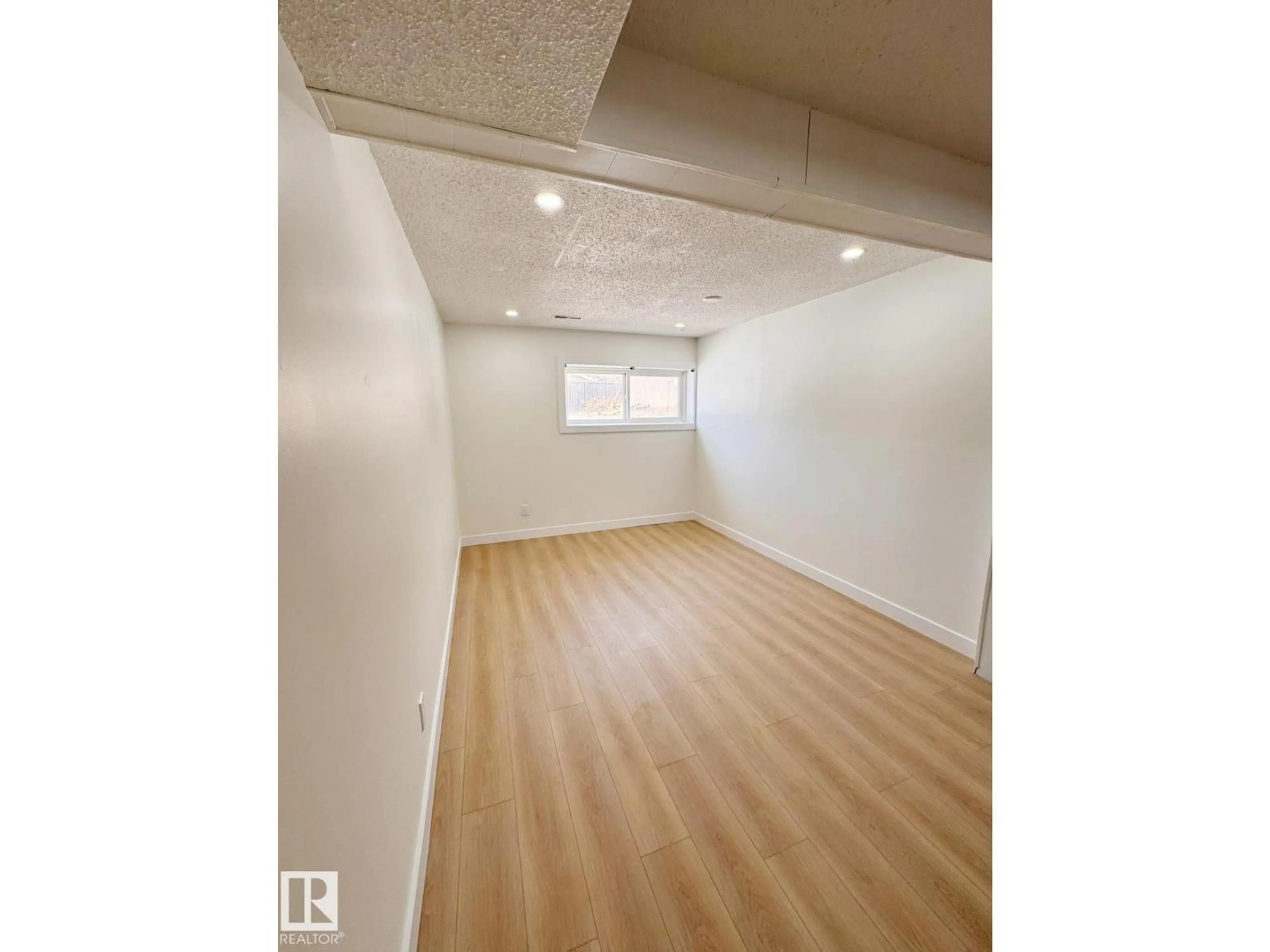 A pic of a room for 20 HUNT ROAD, Edmonton Alberta T5A4C4