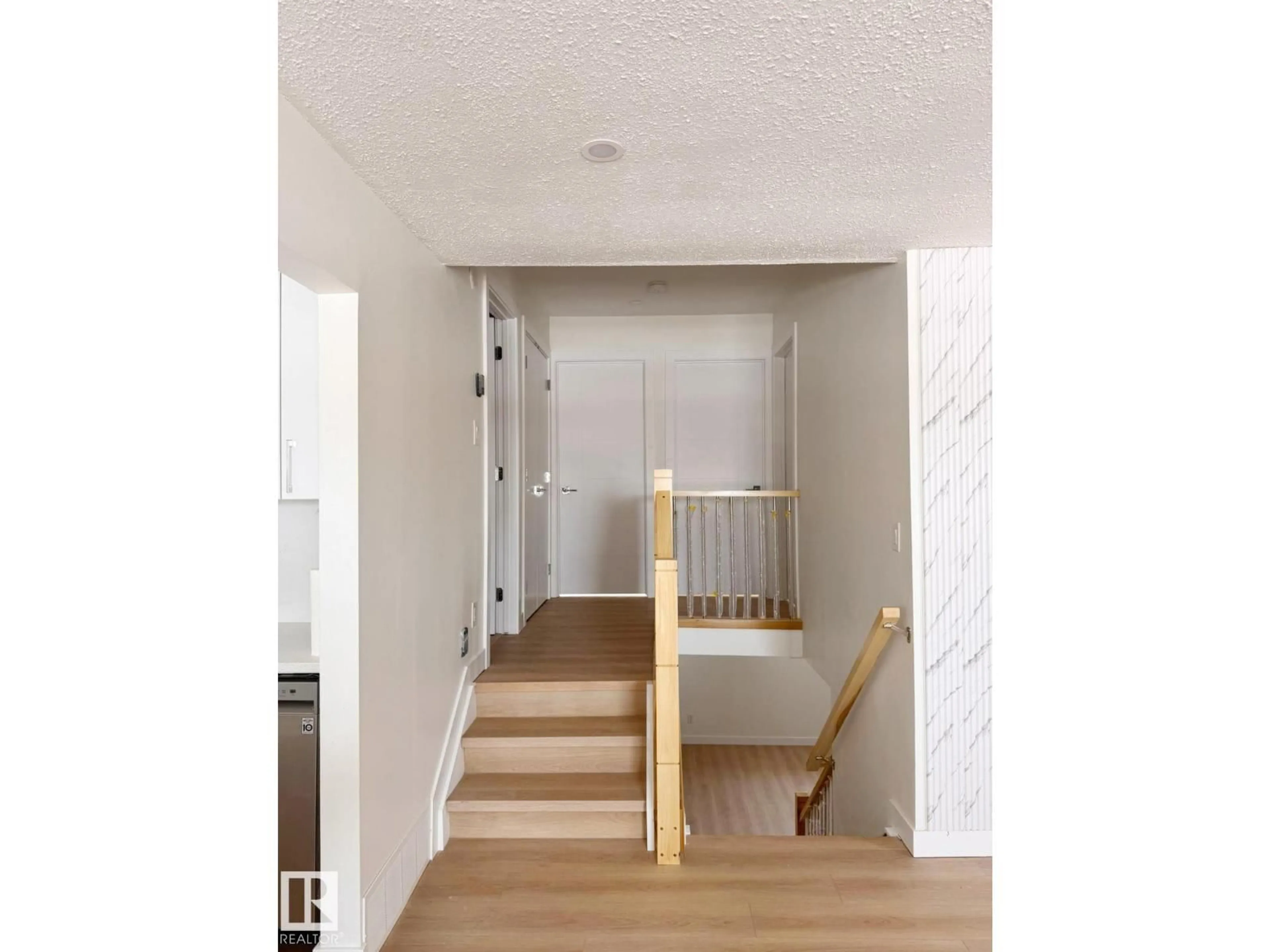 Indoor entryway for 20 HUNT ROAD, Edmonton Alberta T5A4C4