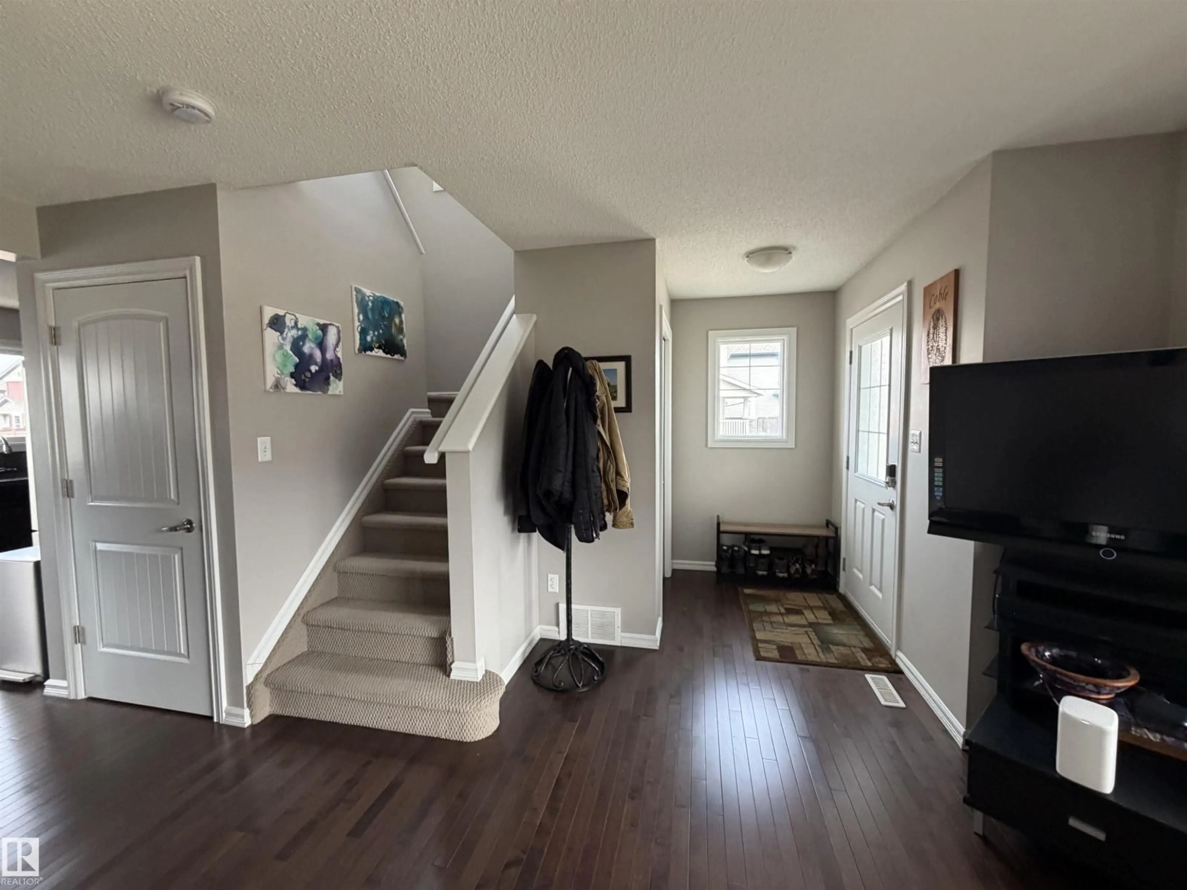 Indoor entryway for 5204 4 AV, Edmonton Alberta T6X0R2