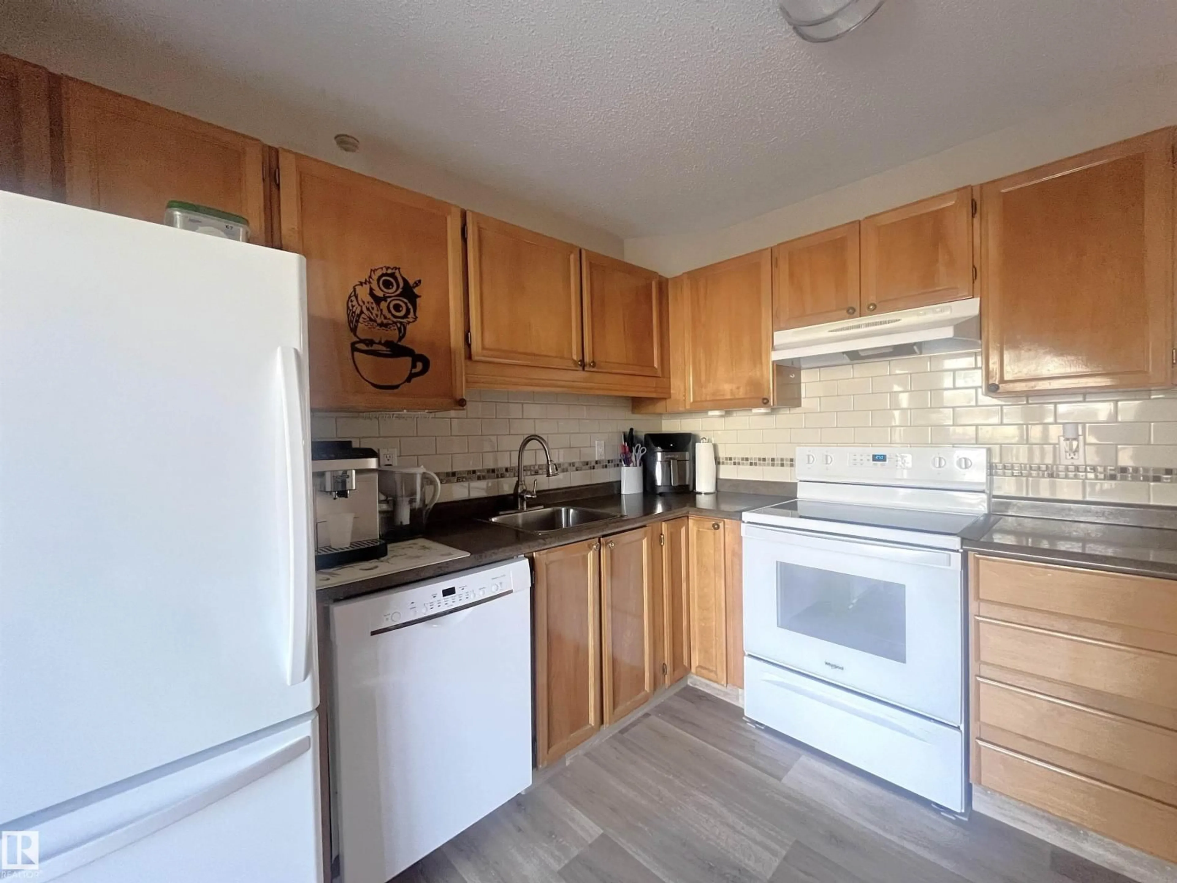 Standard kitchen, unknown for 18160 96 AV, Edmonton Alberta T5T3N3
