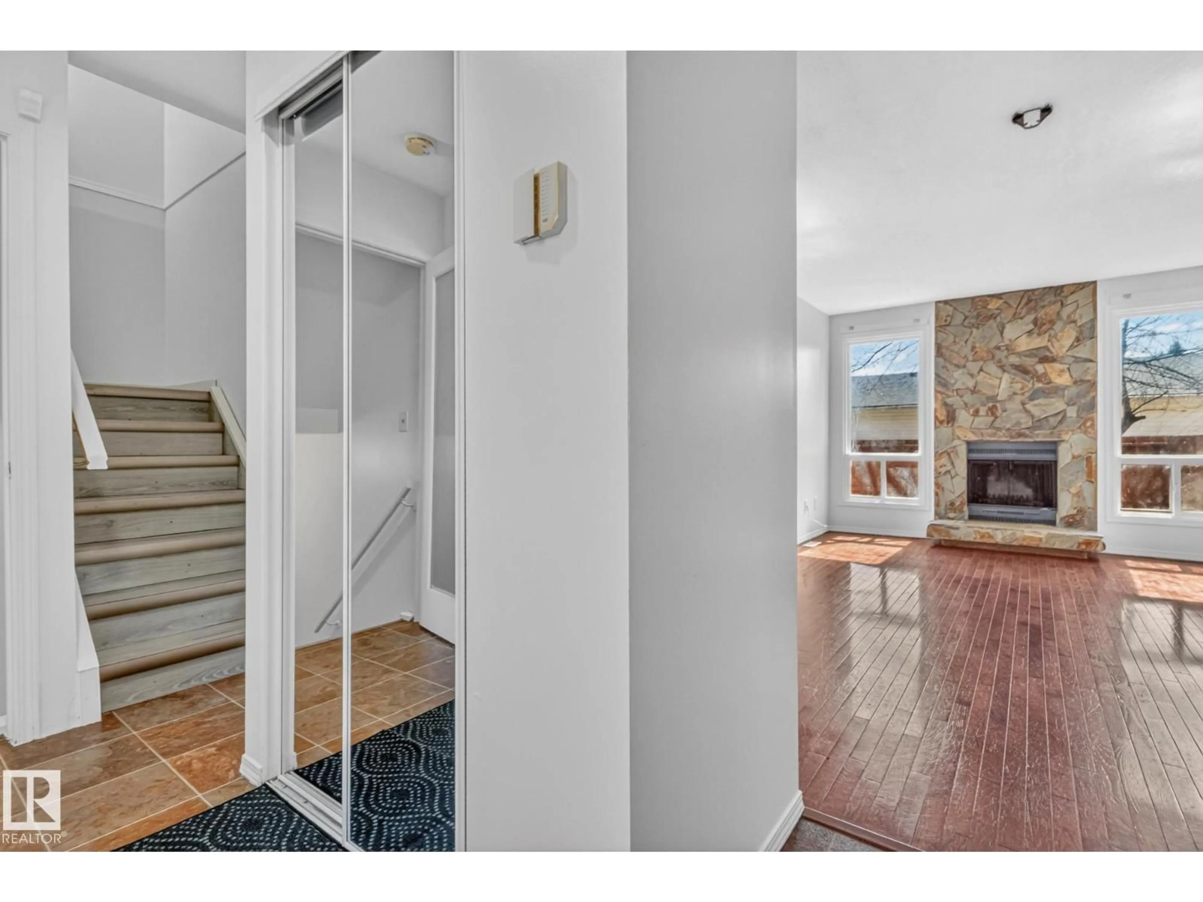 Indoor entryway for NW - 18625 66 AV, Edmonton Alberta T5T2M3