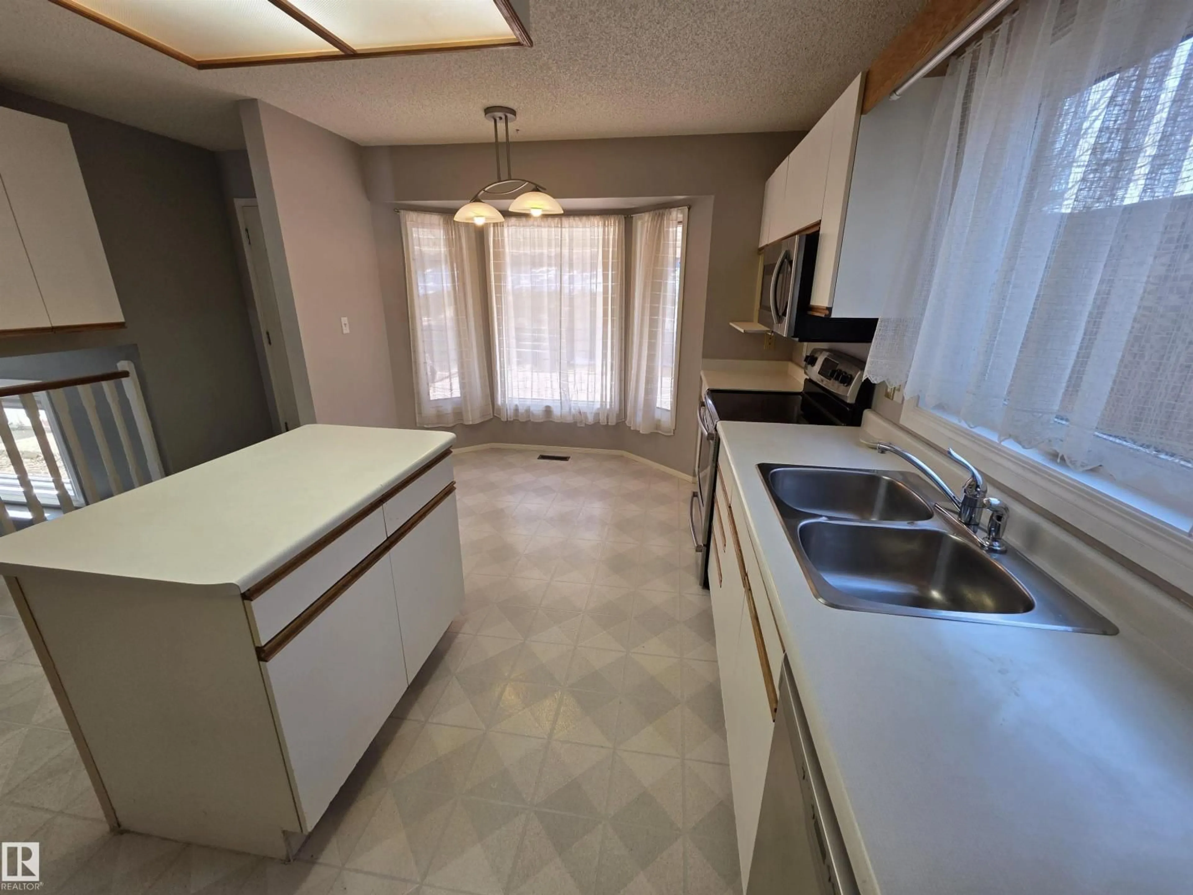 Standard kitchen, ceramic/tile floor for NW - 18911 80 AV, Edmonton Alberta T5T4B7