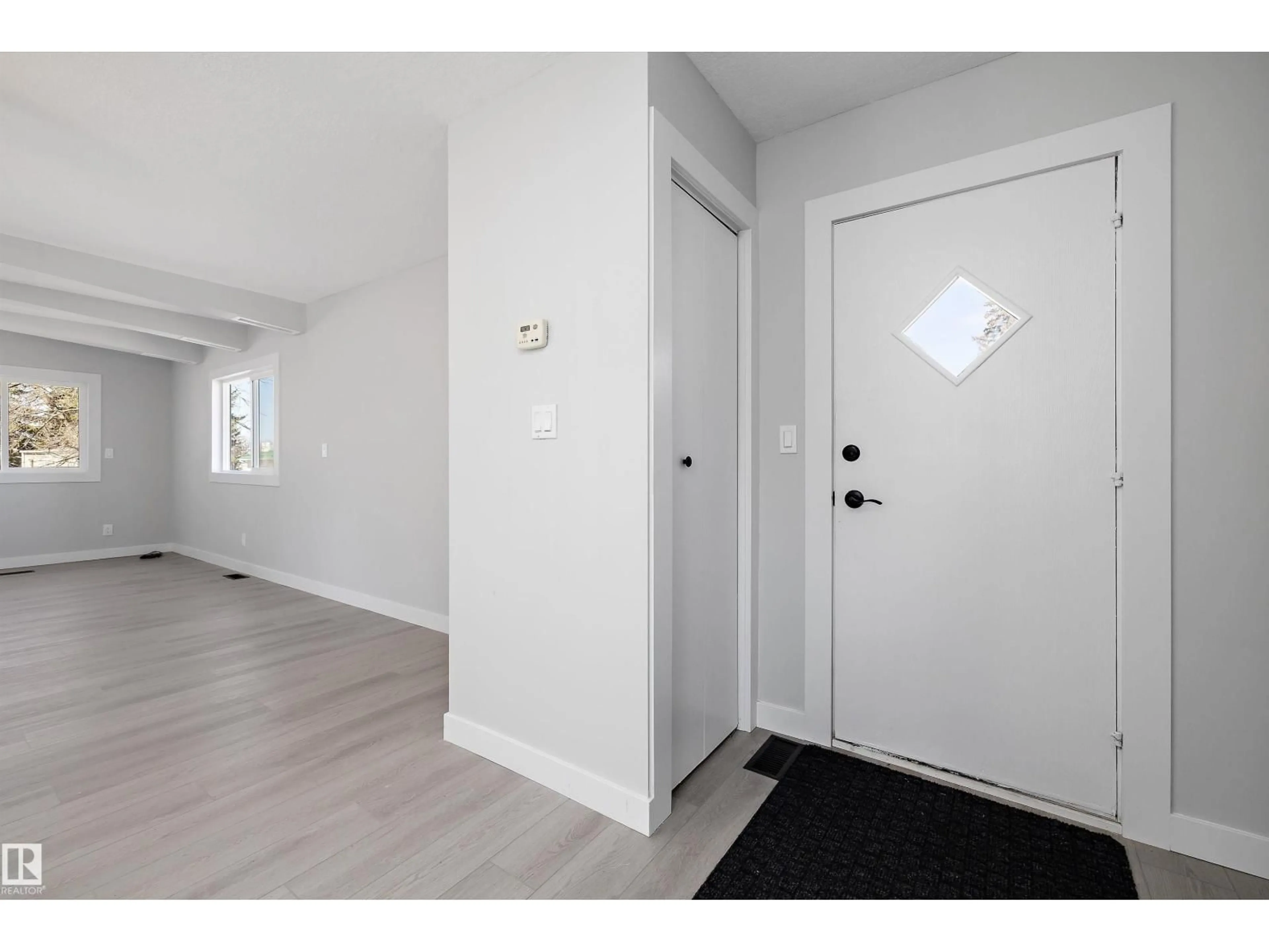 Indoor entryway for 44 RIM RD, Edmonton Alberta T6P1G7