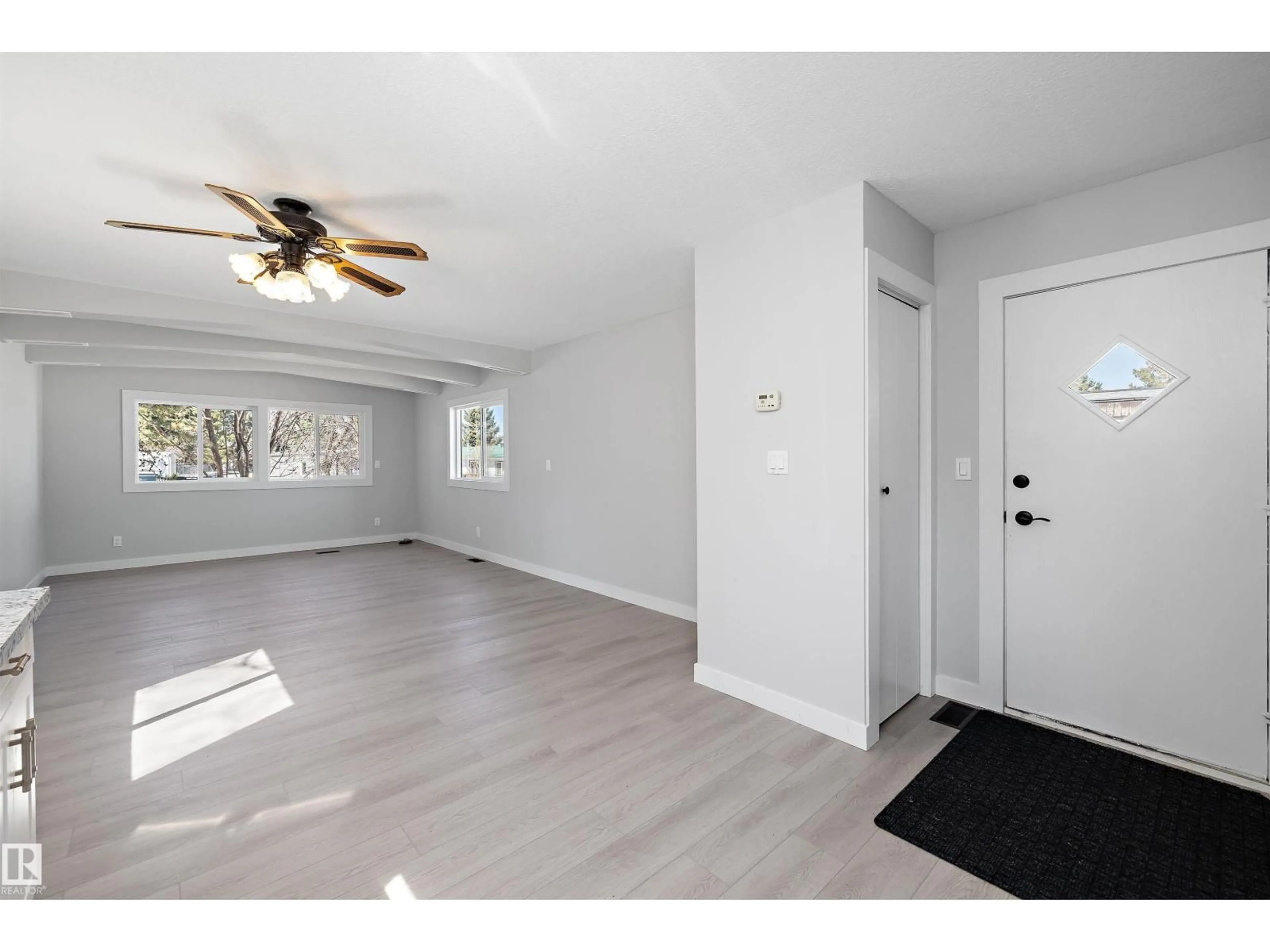 Indoor entryway for 44 RIM RD, Edmonton Alberta T6P1G7