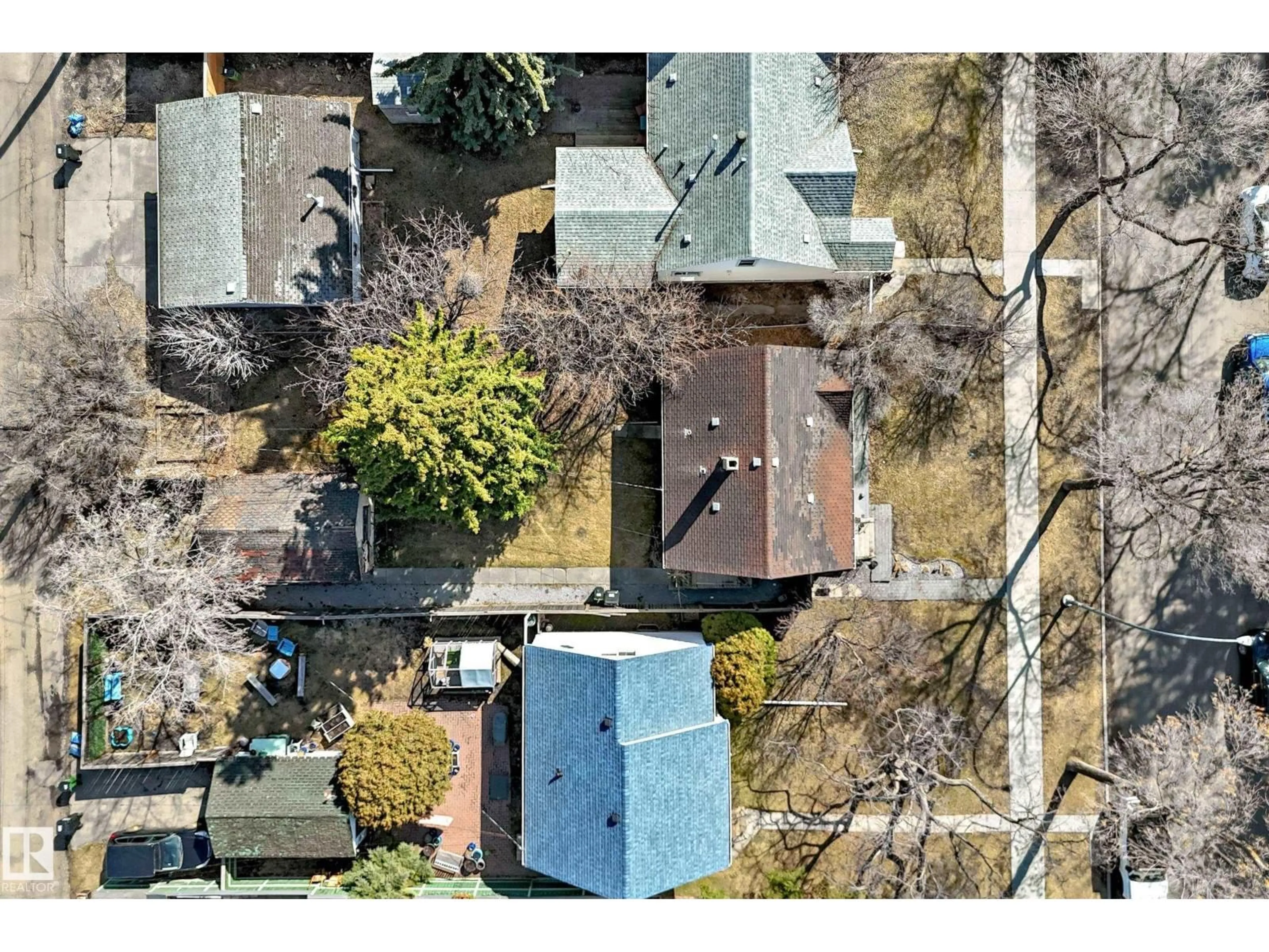 A pic from outside/outdoor area/front of a property/back of a property/a pic from drone, street for NW - 10954 62 AV, Edmonton Alberta T6H1N2