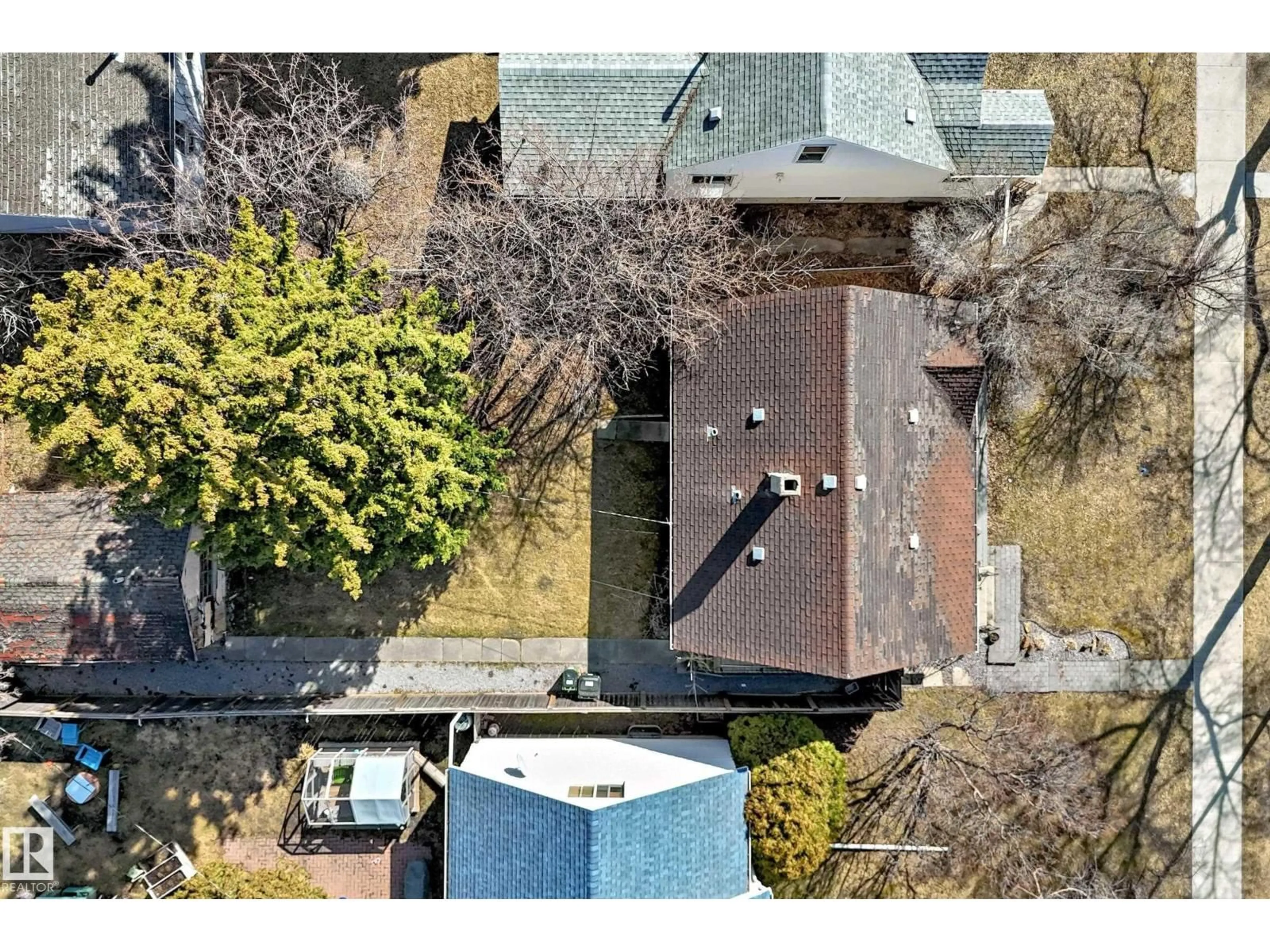 A pic from outside/outdoor area/front of a property/back of a property/a pic from drone, unknown for NW - 10954 62 AV, Edmonton Alberta T6H1N2