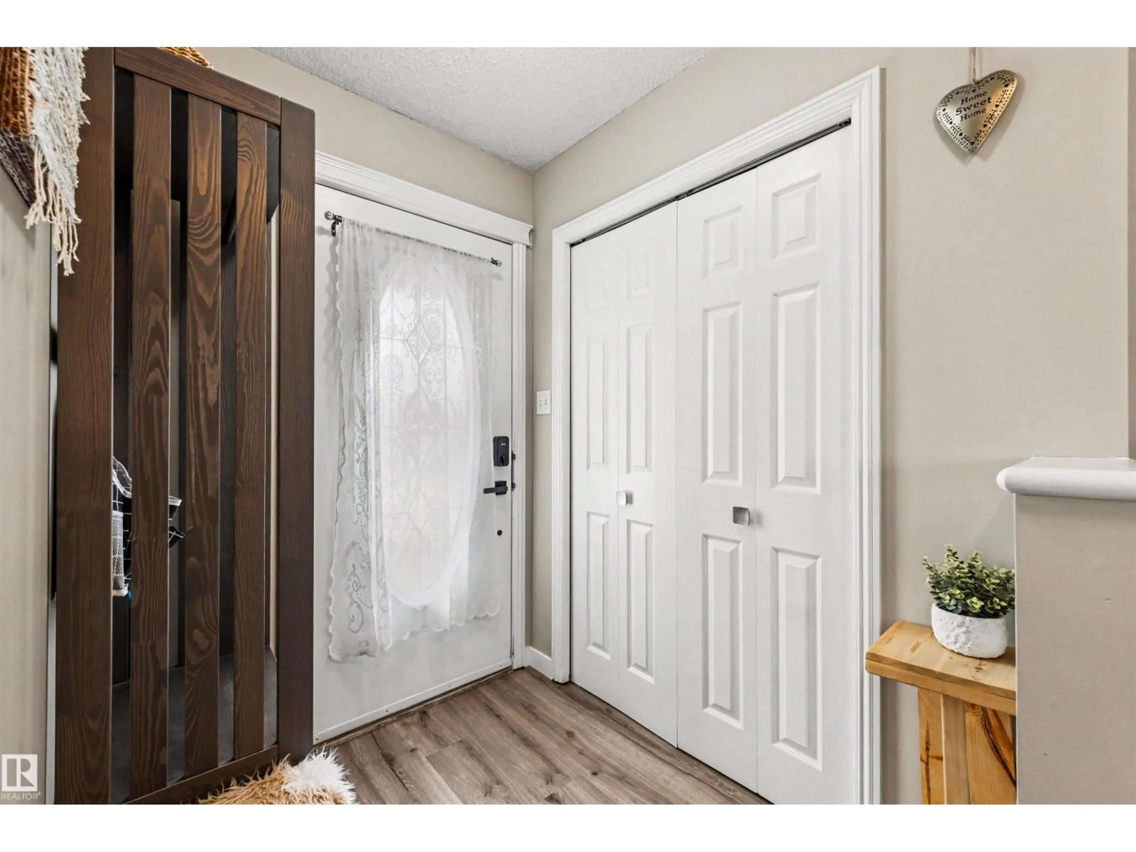 Indoor entryway for 5432 203 ST, Edmonton Alberta T6M2W6