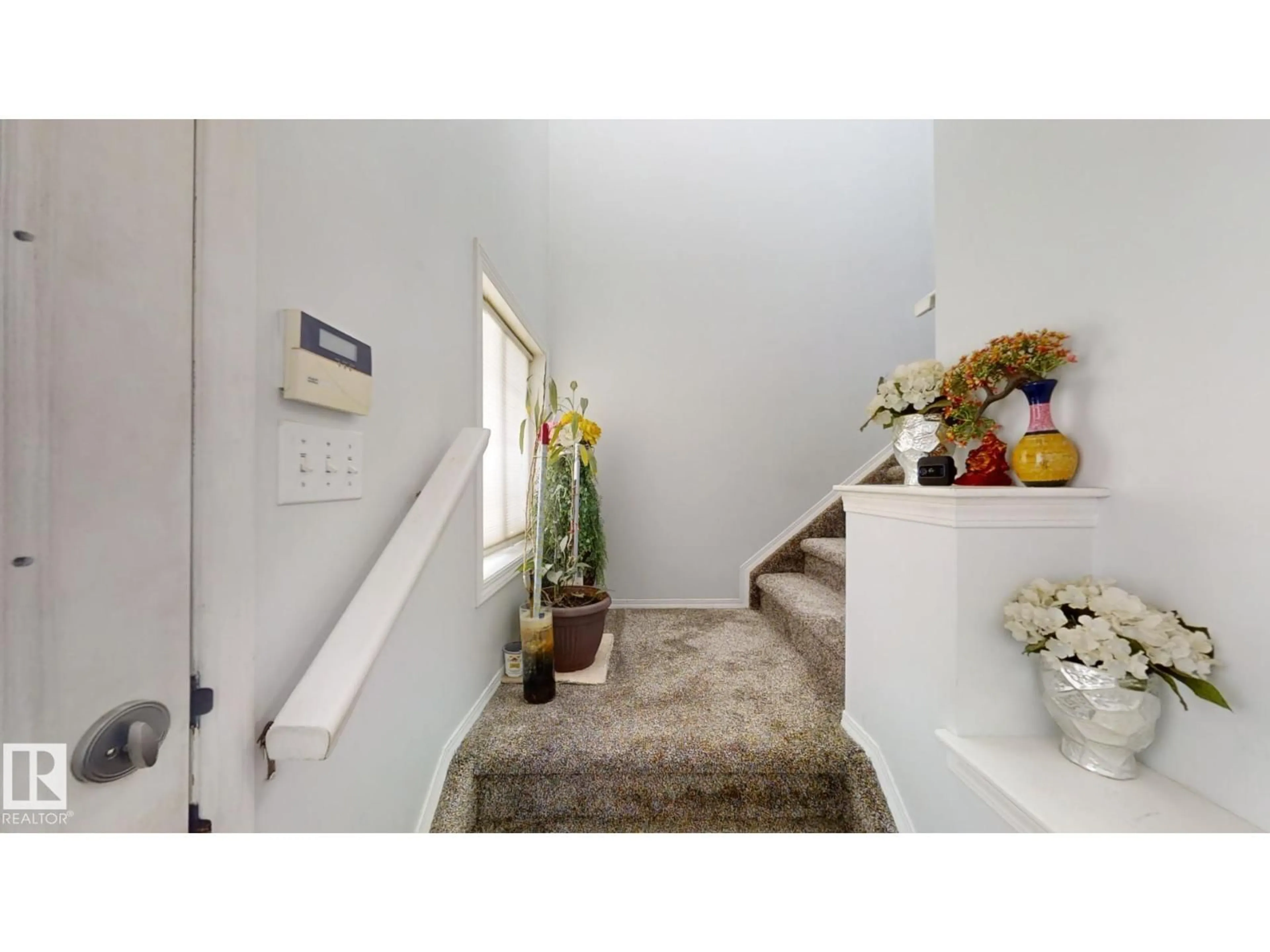 Indoor entryway for 3023 31 AV, Edmonton Alberta T6T1W9