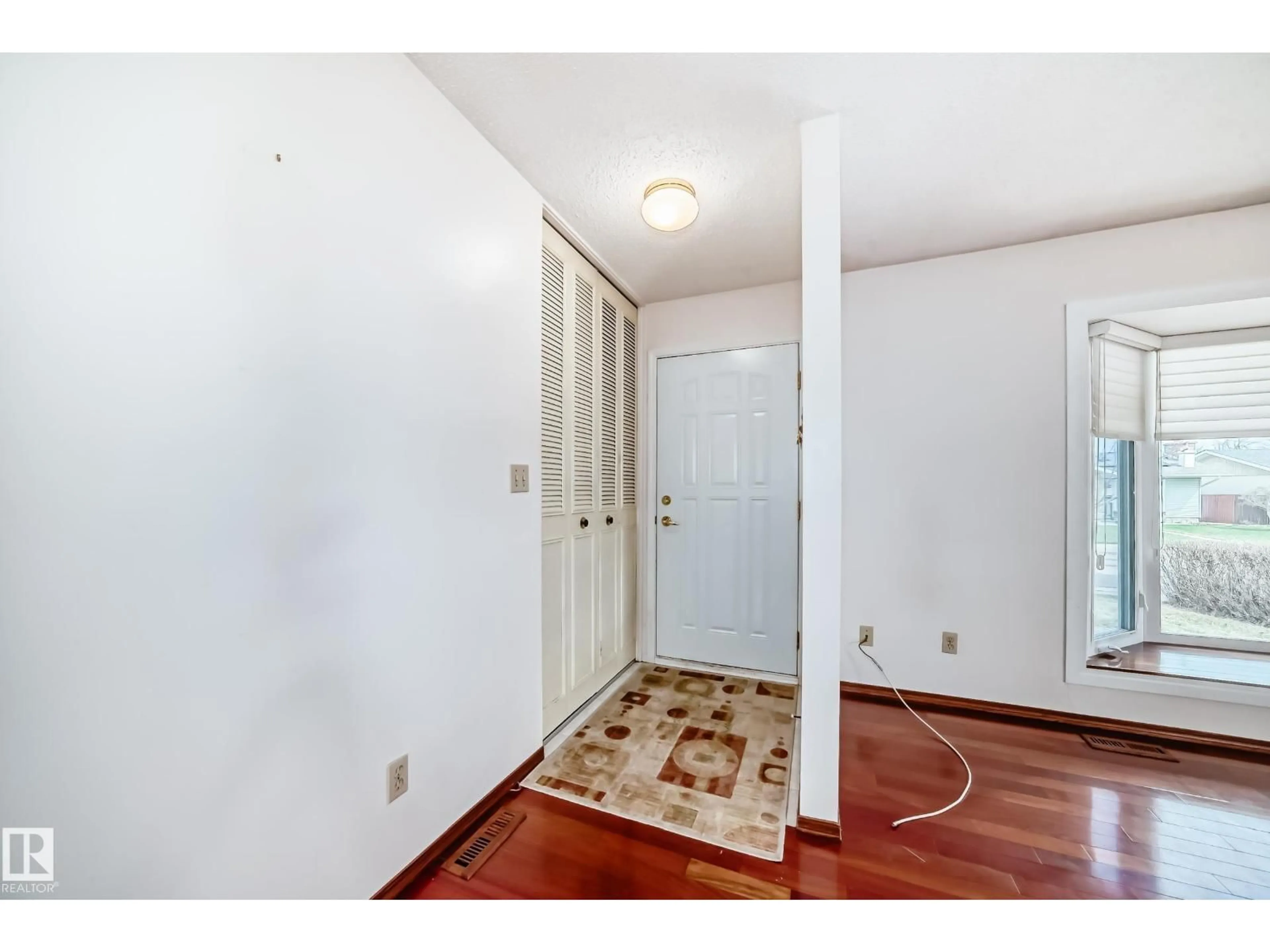 Indoor entryway for 11739 152A AV, Edmonton Alberta T5X1E5