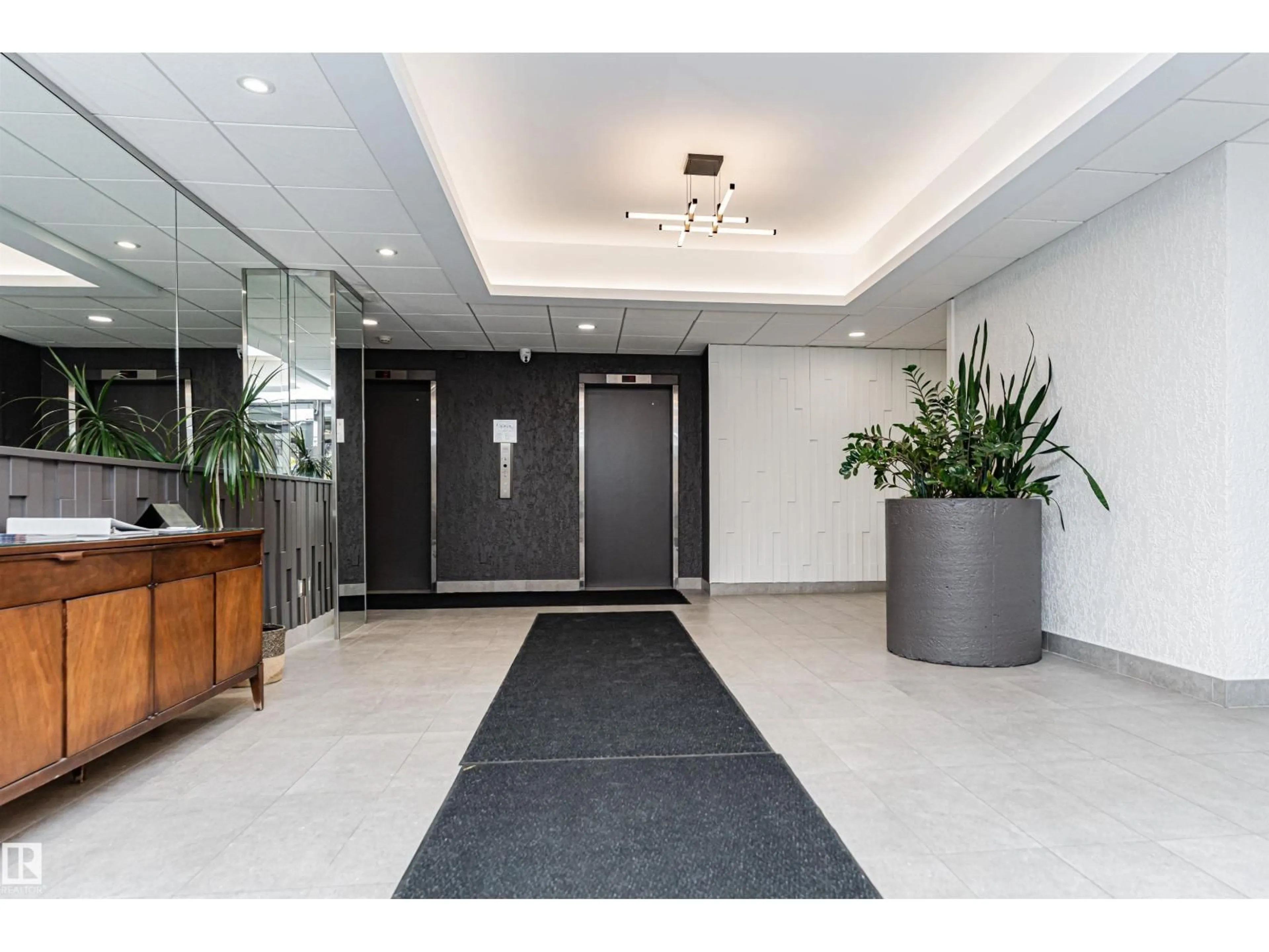 Indoor foyer for #407 - 10045 118 ST, Edmonton Alberta T5K2K2