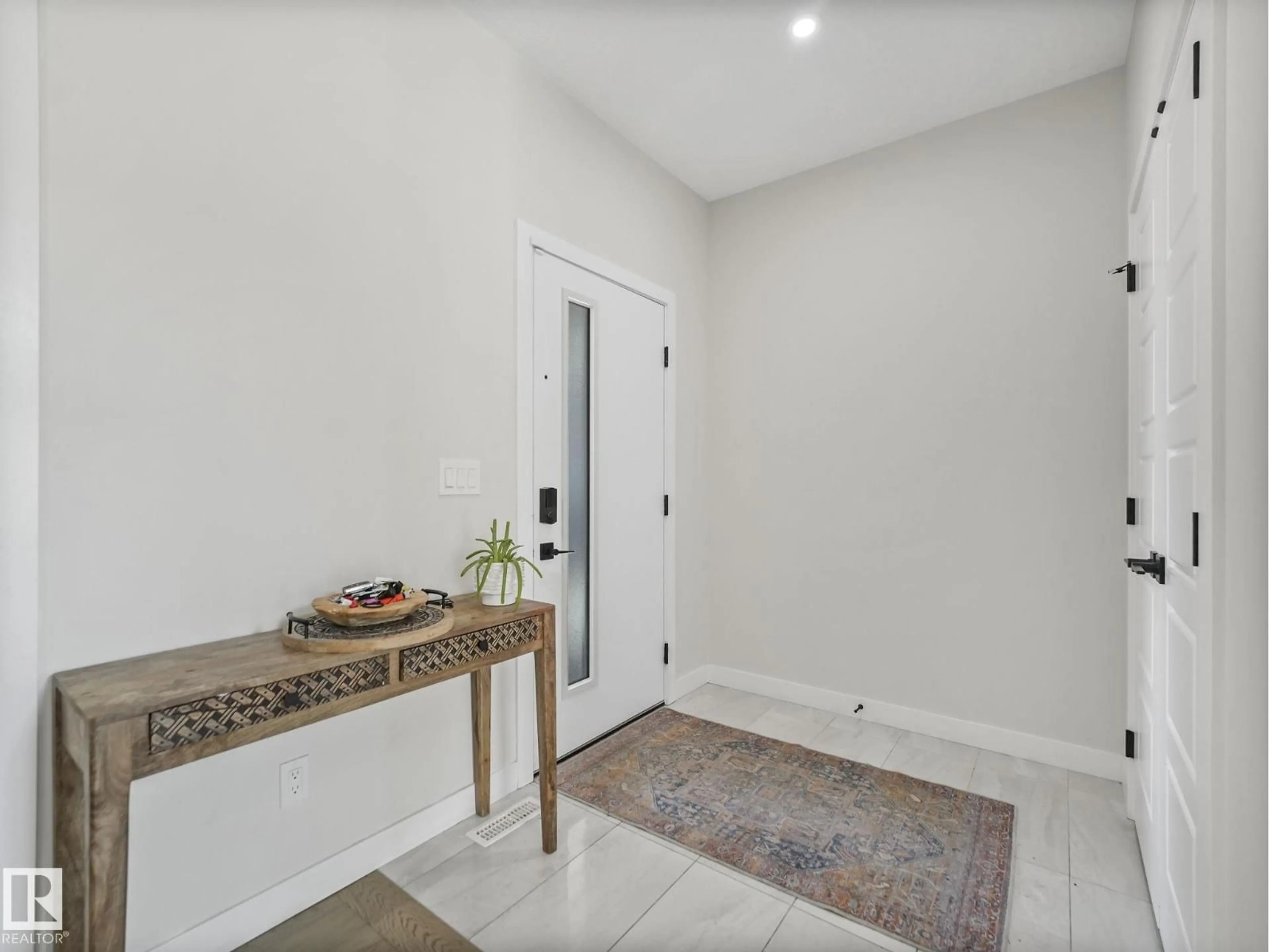 Indoor entryway for 18204 90 ST, Edmonton Alberta T5Z0S7