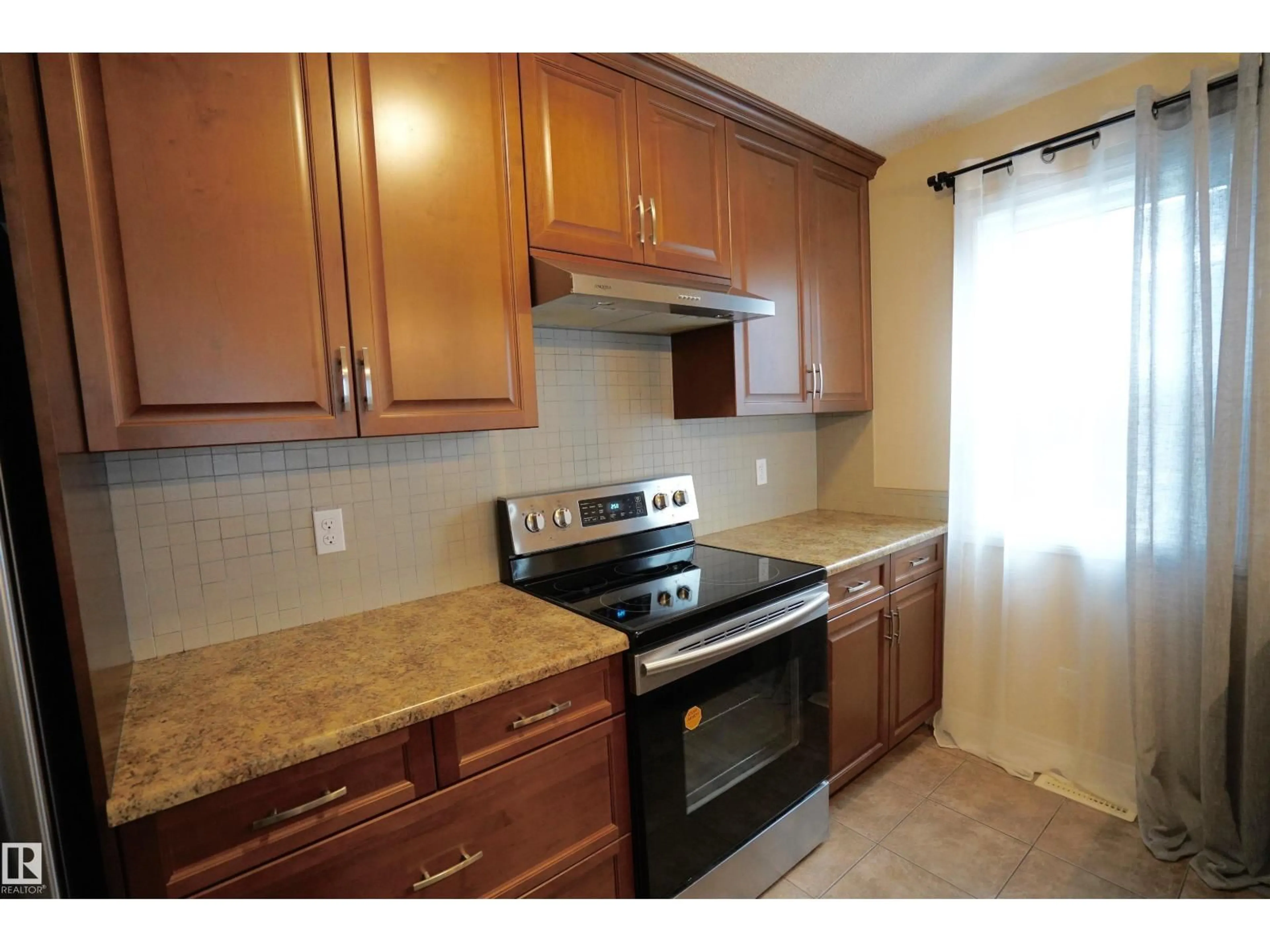 Standard kitchen, unknown for NW - 12018 65 ST, Edmonton Alberta T5W4L7