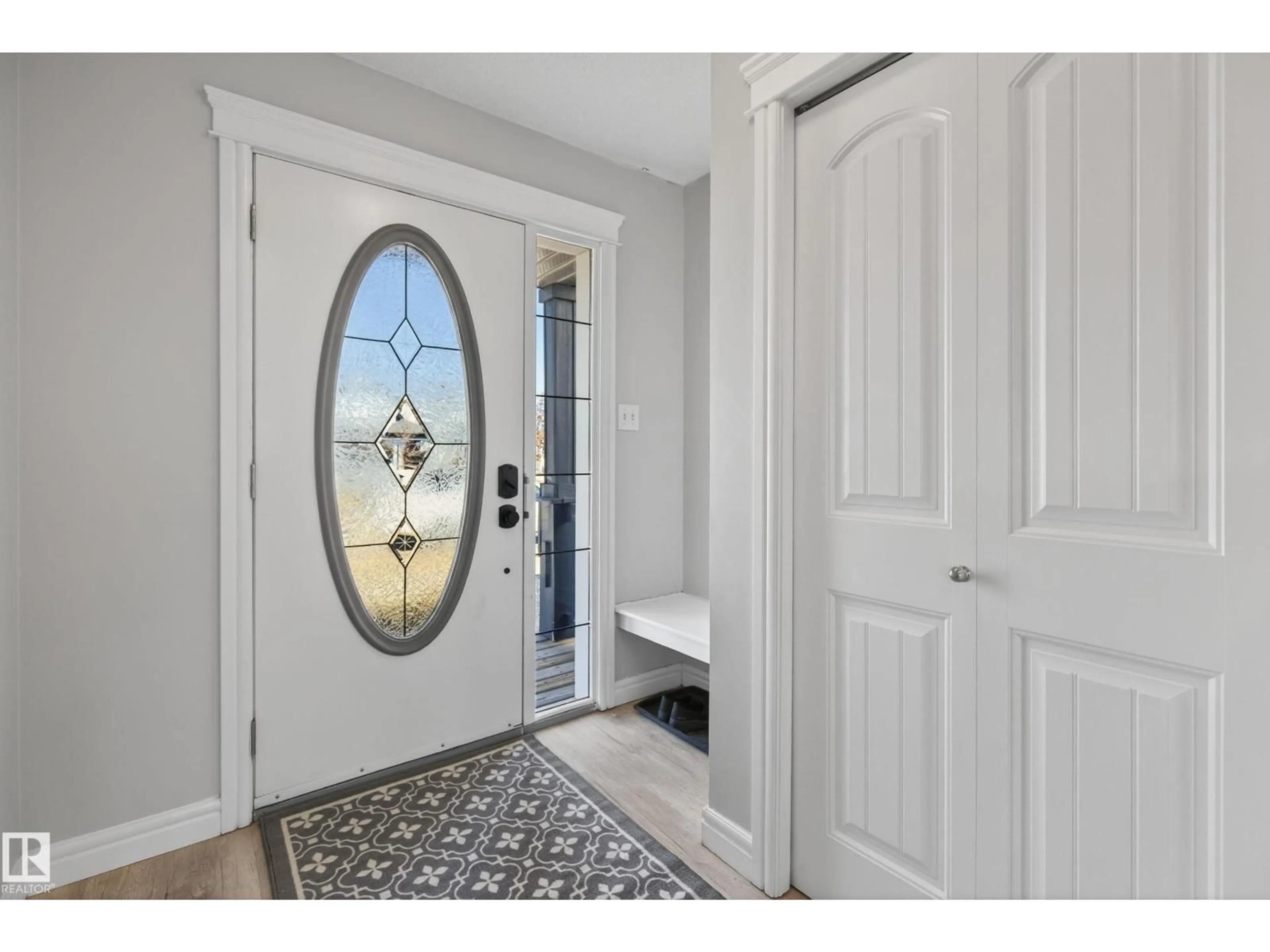 Indoor entryway for 147 SUMMERWOOD DR, Sherwood Park Alberta T8H0B3