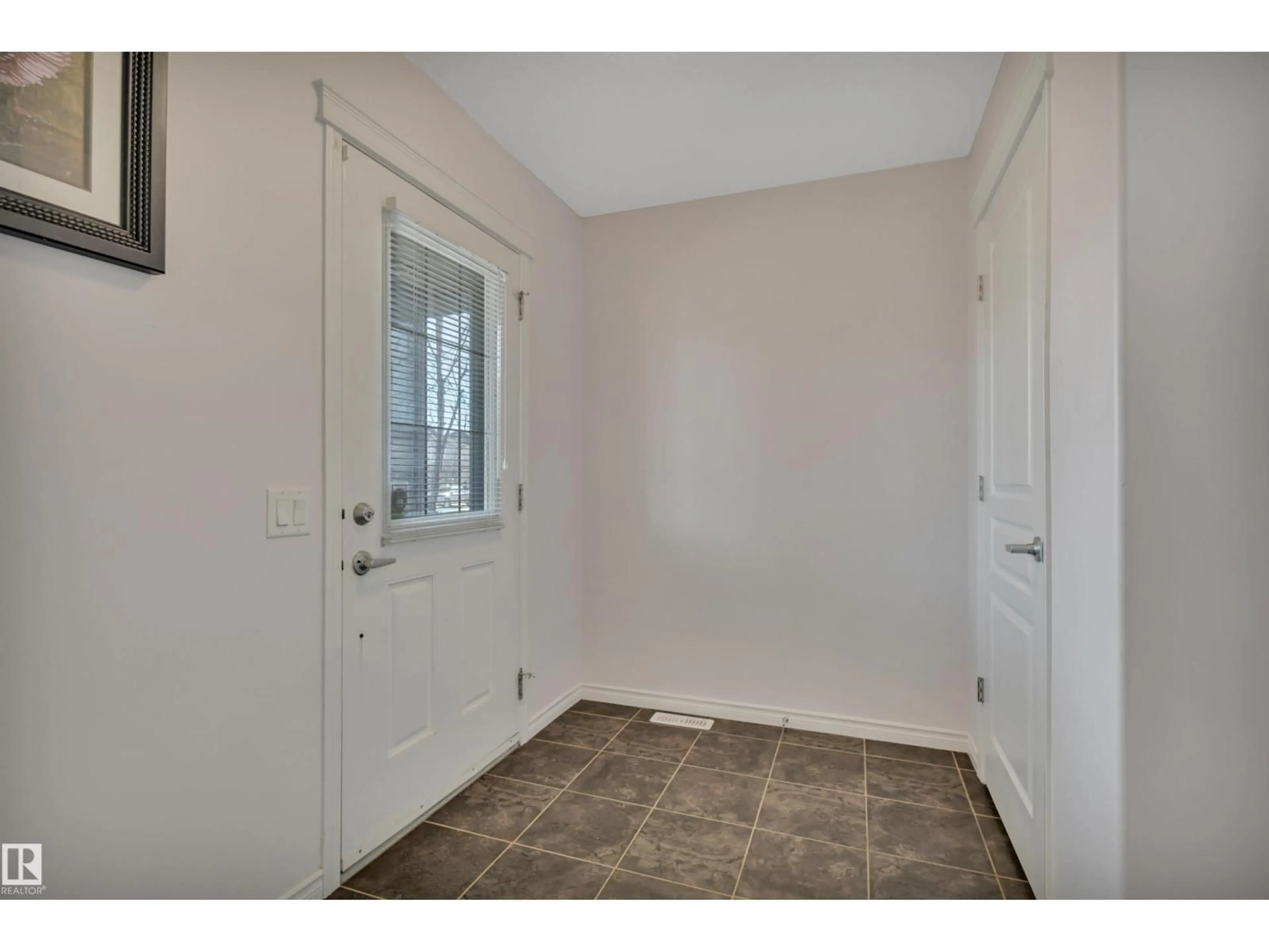 Indoor entryway for 355 SECORD BV, Edmonton Alberta T5T3Y6
