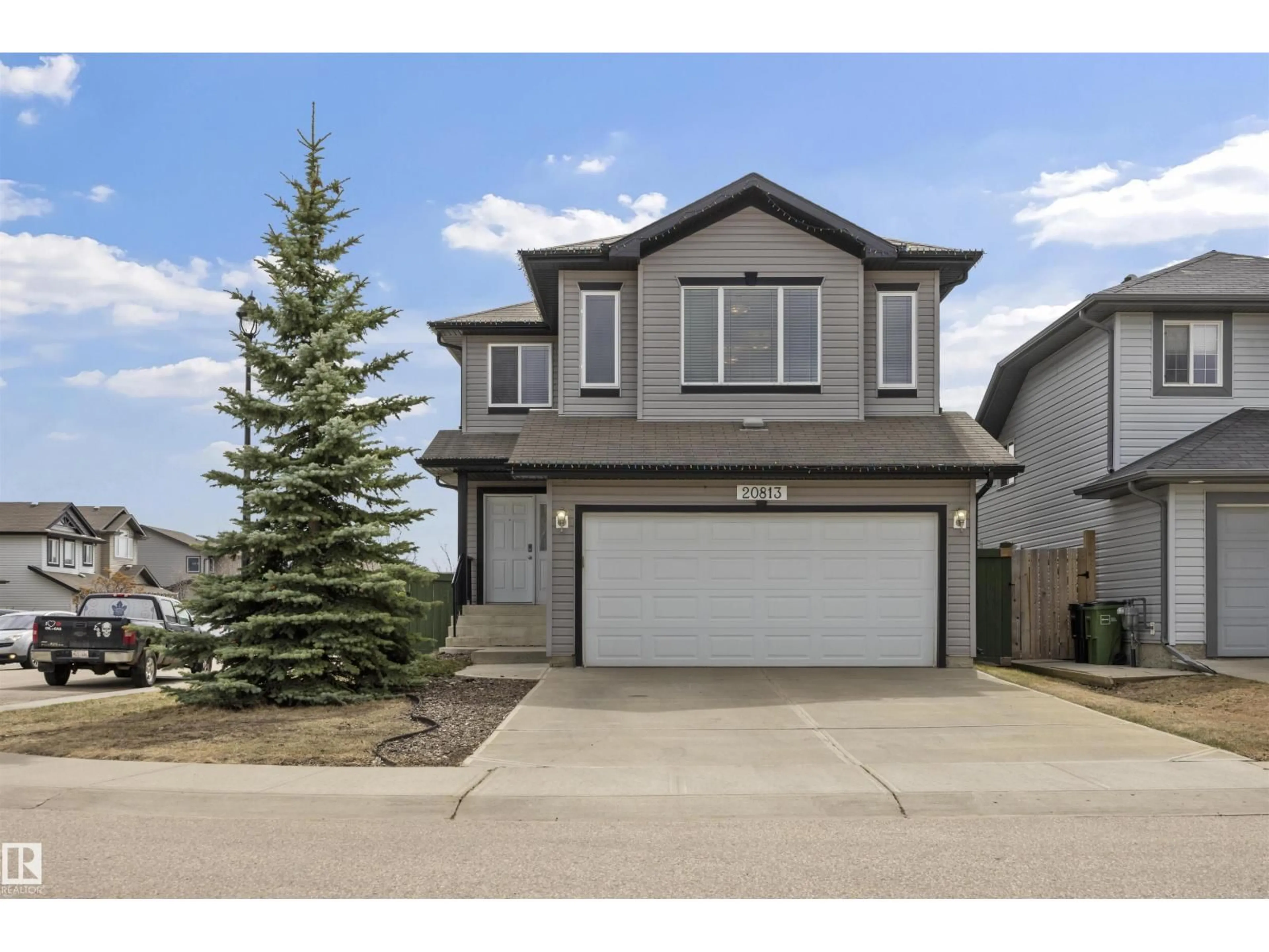 Home with vinyl exterior material, street for 20813 96A AV, Edmonton Alberta T5T4E7