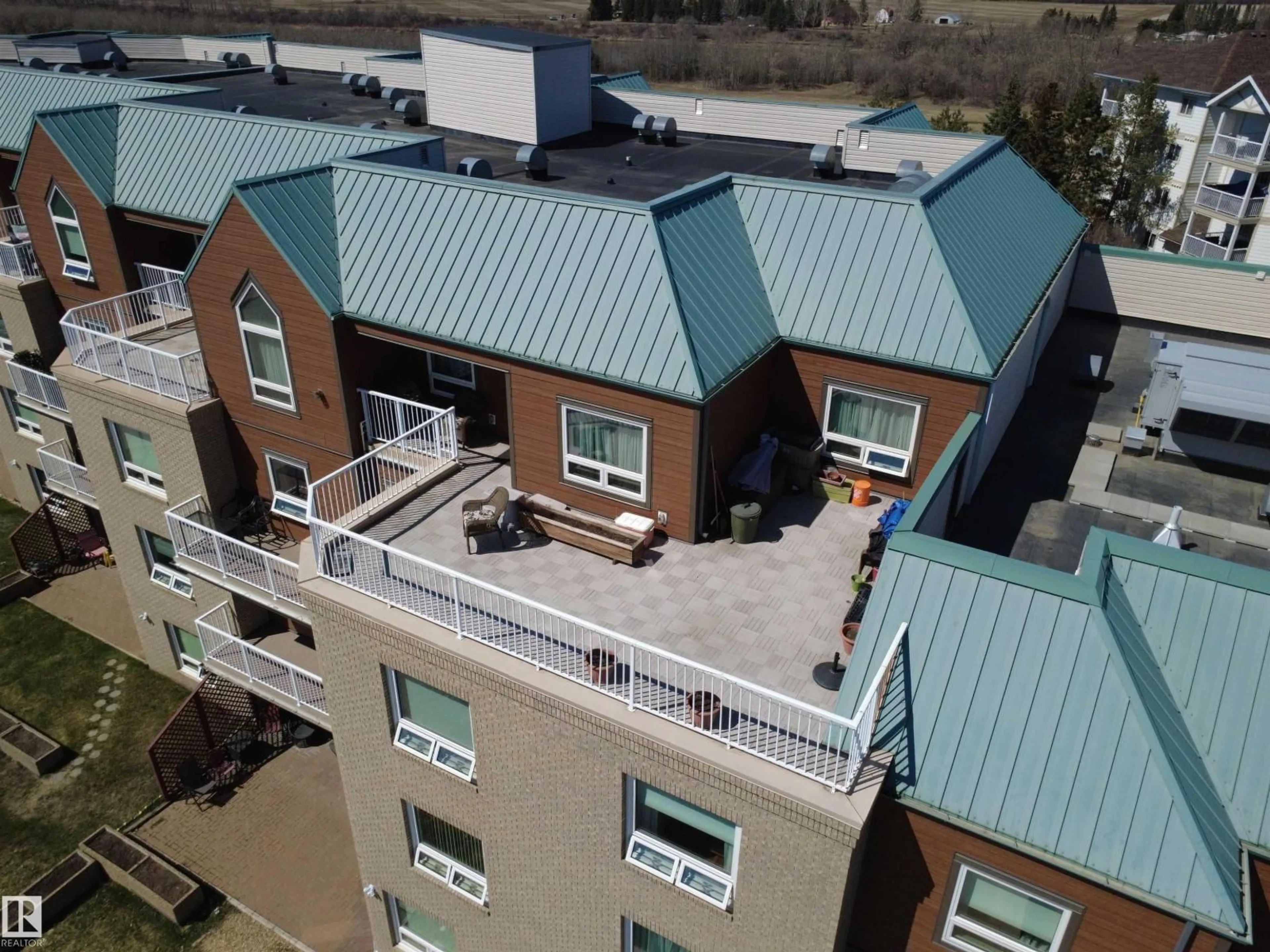 A pic from outside/outdoor area/front of a property/back of a property/a pic from drone, unknown for 410 9926 100, Fort Saskatchewan Alberta T8L4E3