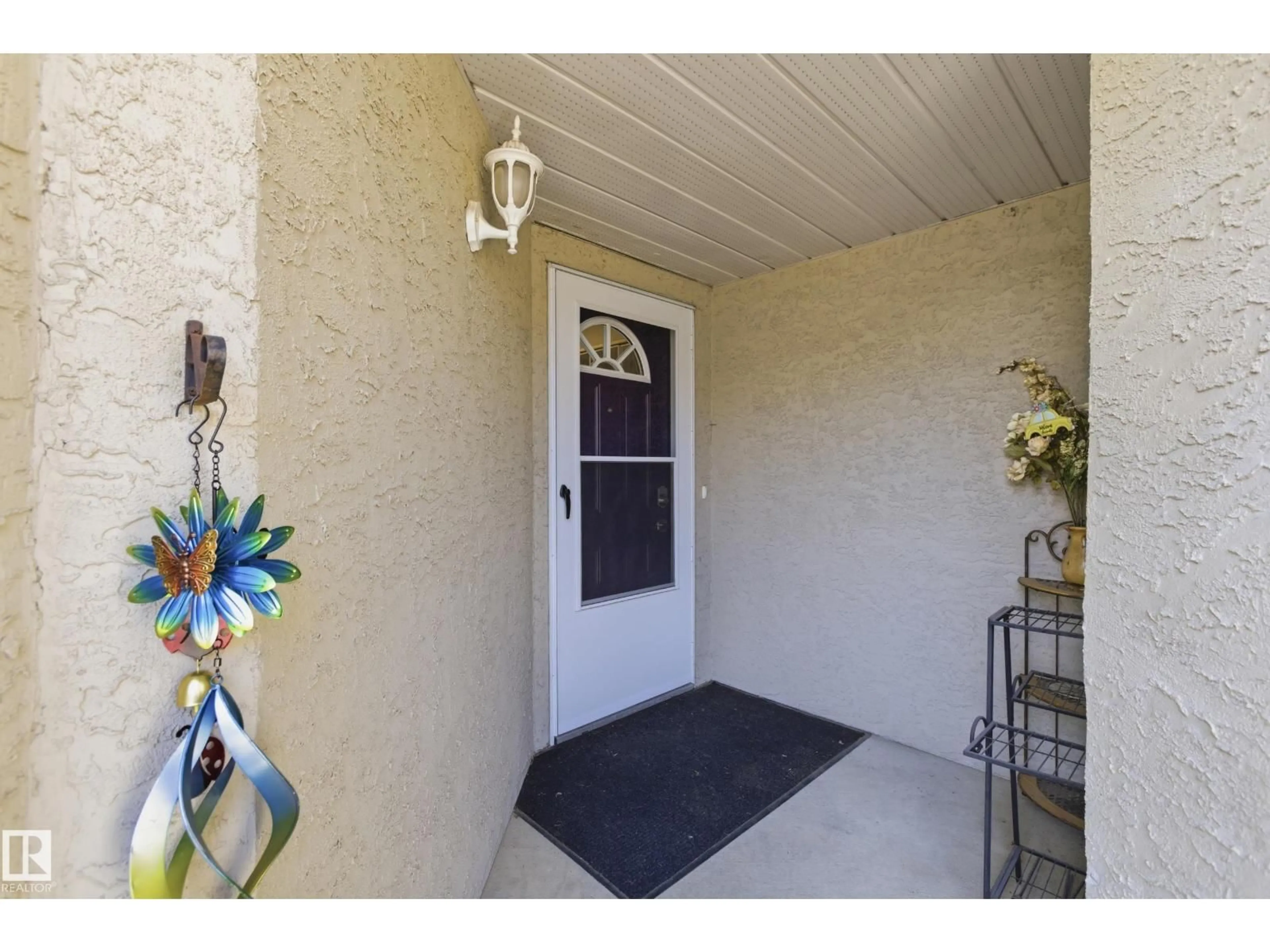 Indoor entryway for 295 YOUVILLE DR, Edmonton Alberta T6L7E7