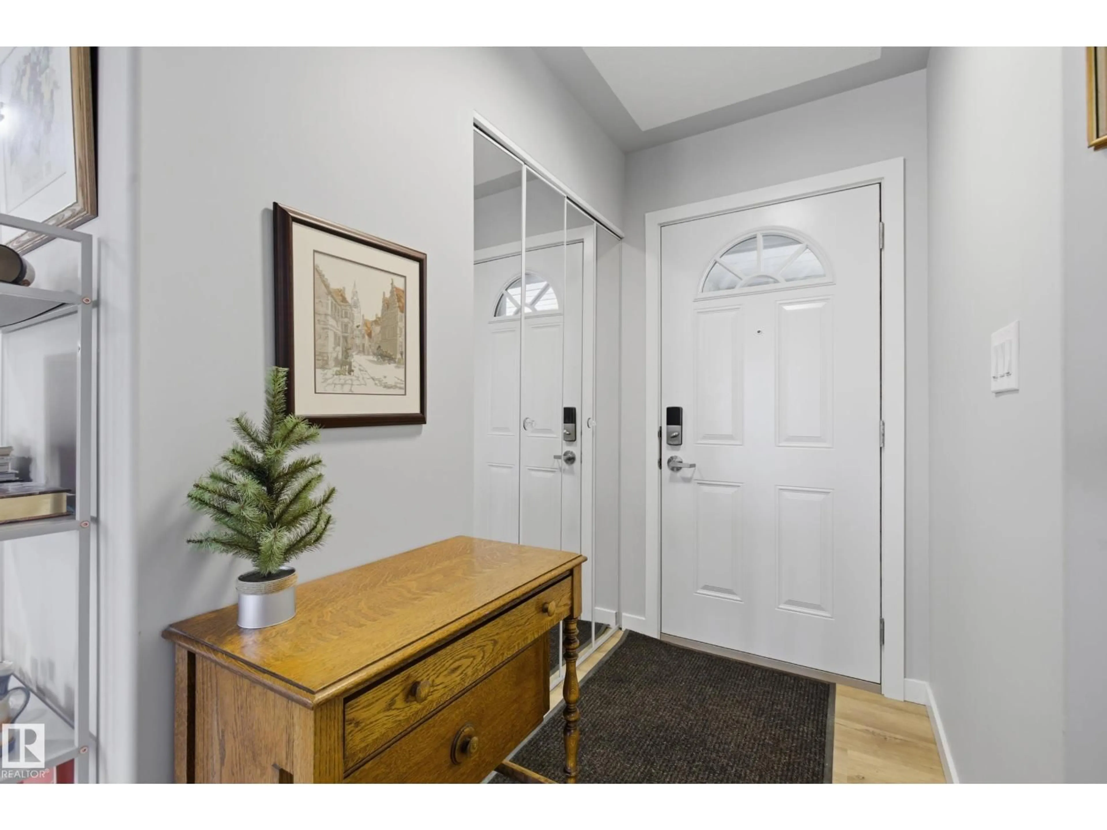 Indoor entryway for 295 YOUVILLE DR, Edmonton Alberta T6L7E7