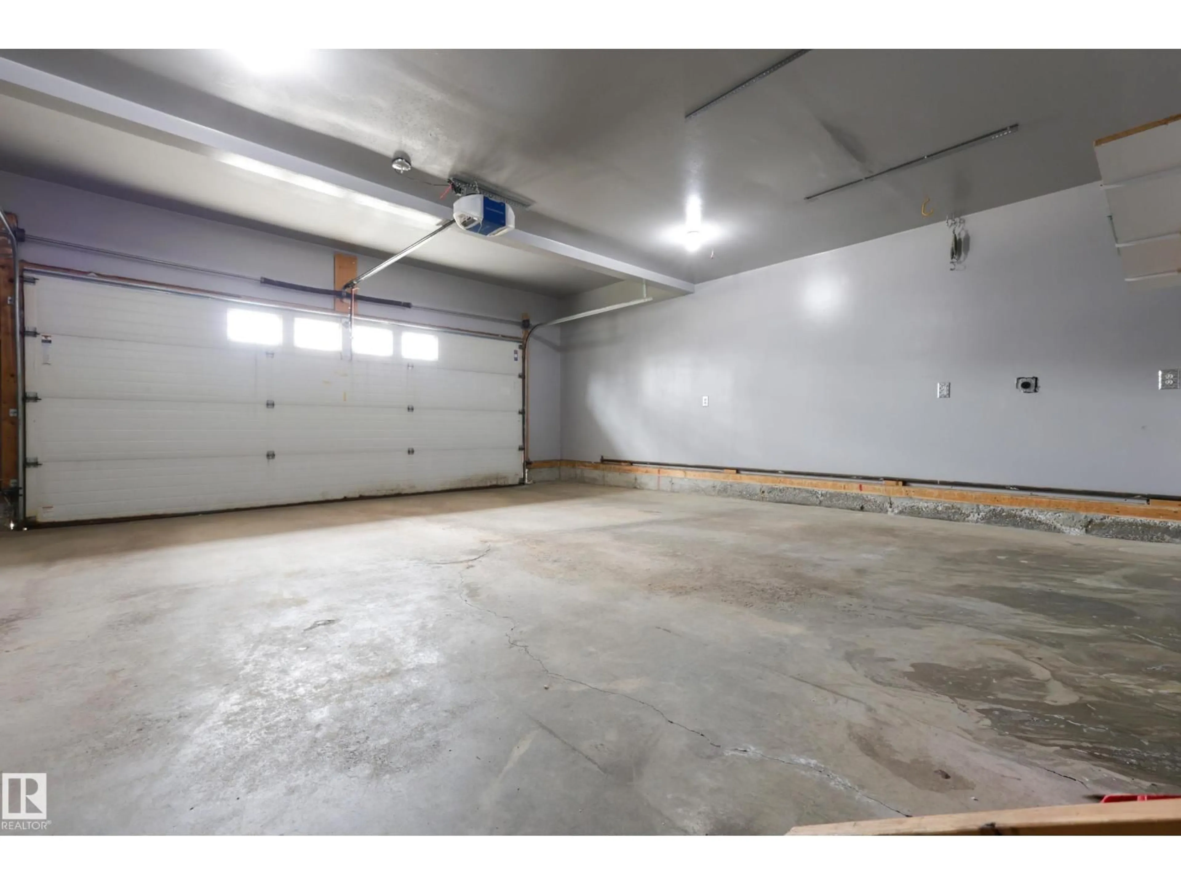 Indoor garage for 1129 KLARVATTEN COVE CV, Edmonton Alberta T5Z3N3