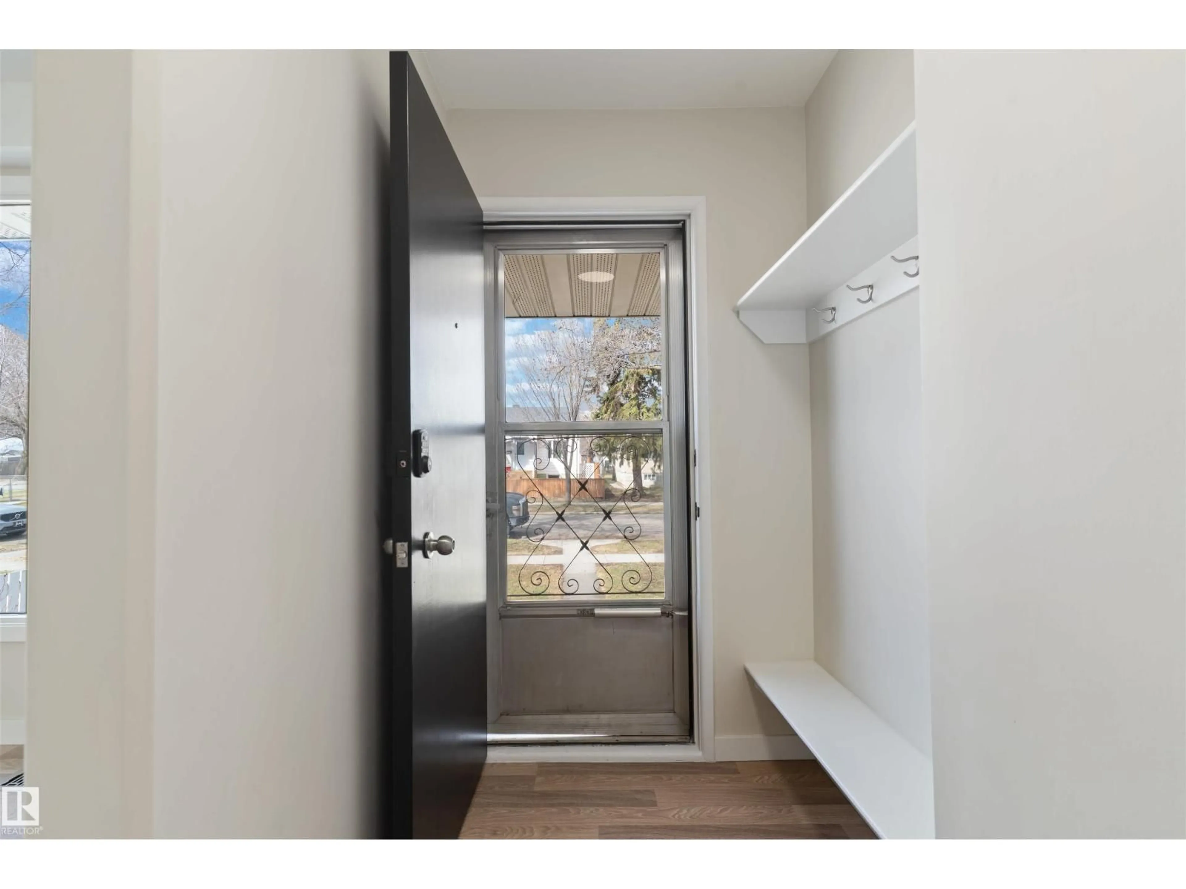 Indoor entryway for 12411 90 ST, Edmonton Alberta T5B3Z9