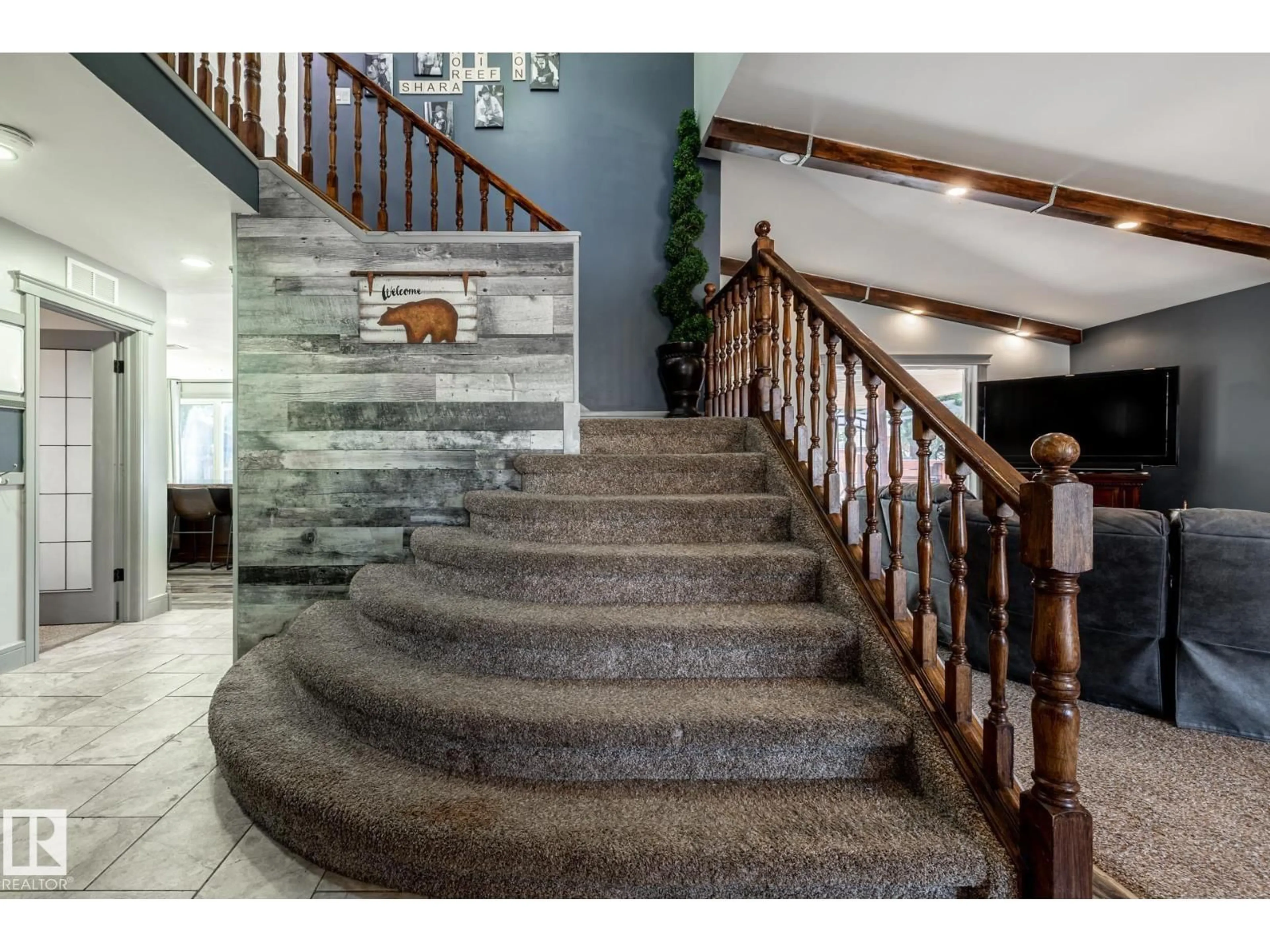Indoor foyer for 7 DOOLAN PL, St. Albert Alberta T8N5P7