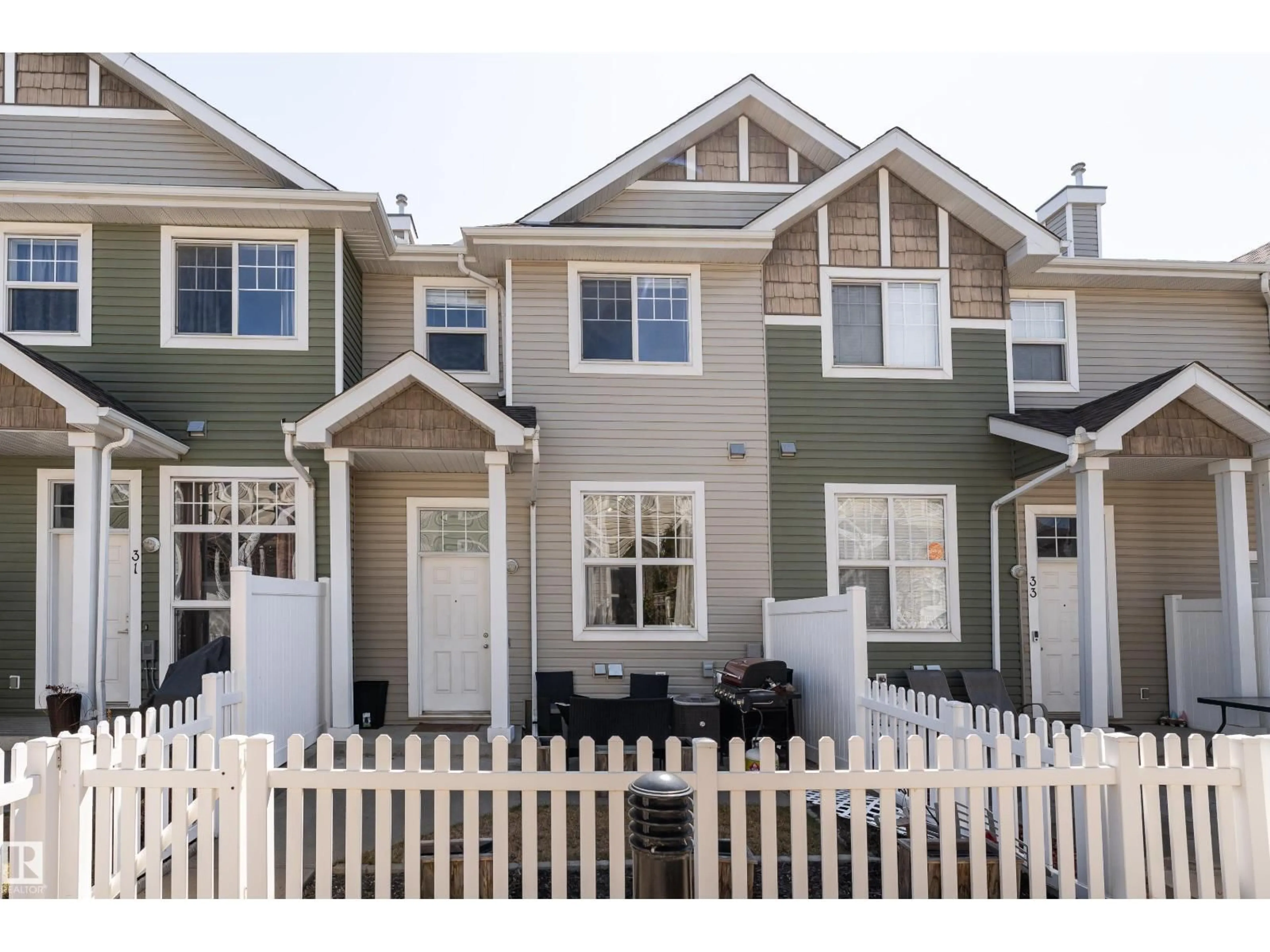 Home with vinyl exterior material, street for #32 - 5604 199 ST NW, Edmonton Alberta T6M2Z9