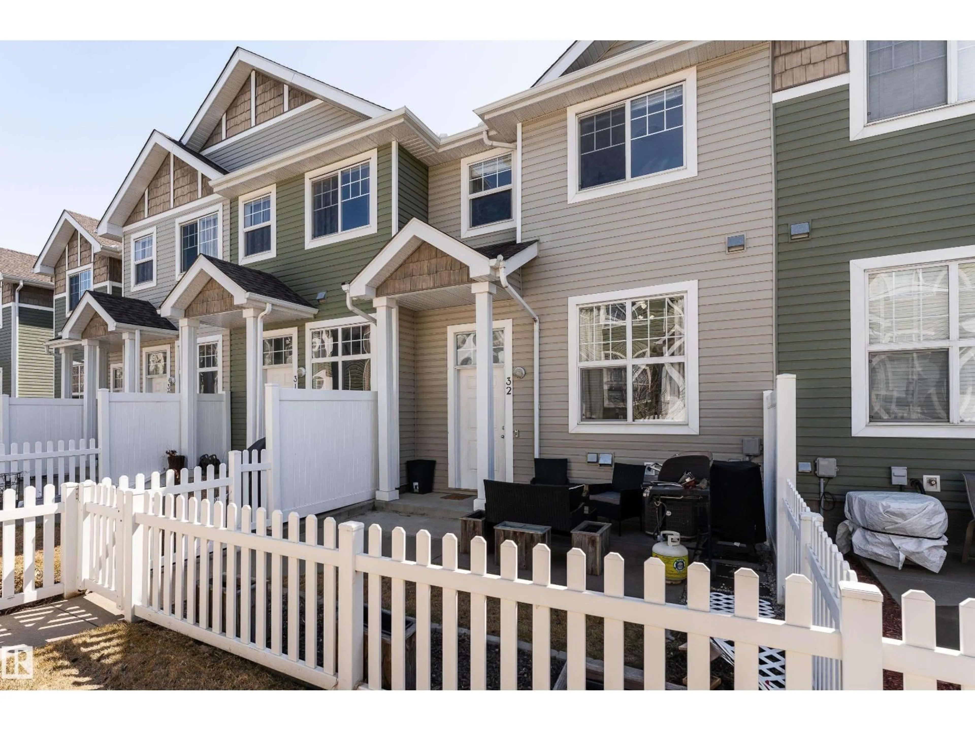 Home with vinyl exterior material, street for #32 - 5604 199 ST NW, Edmonton Alberta T6M2Z9