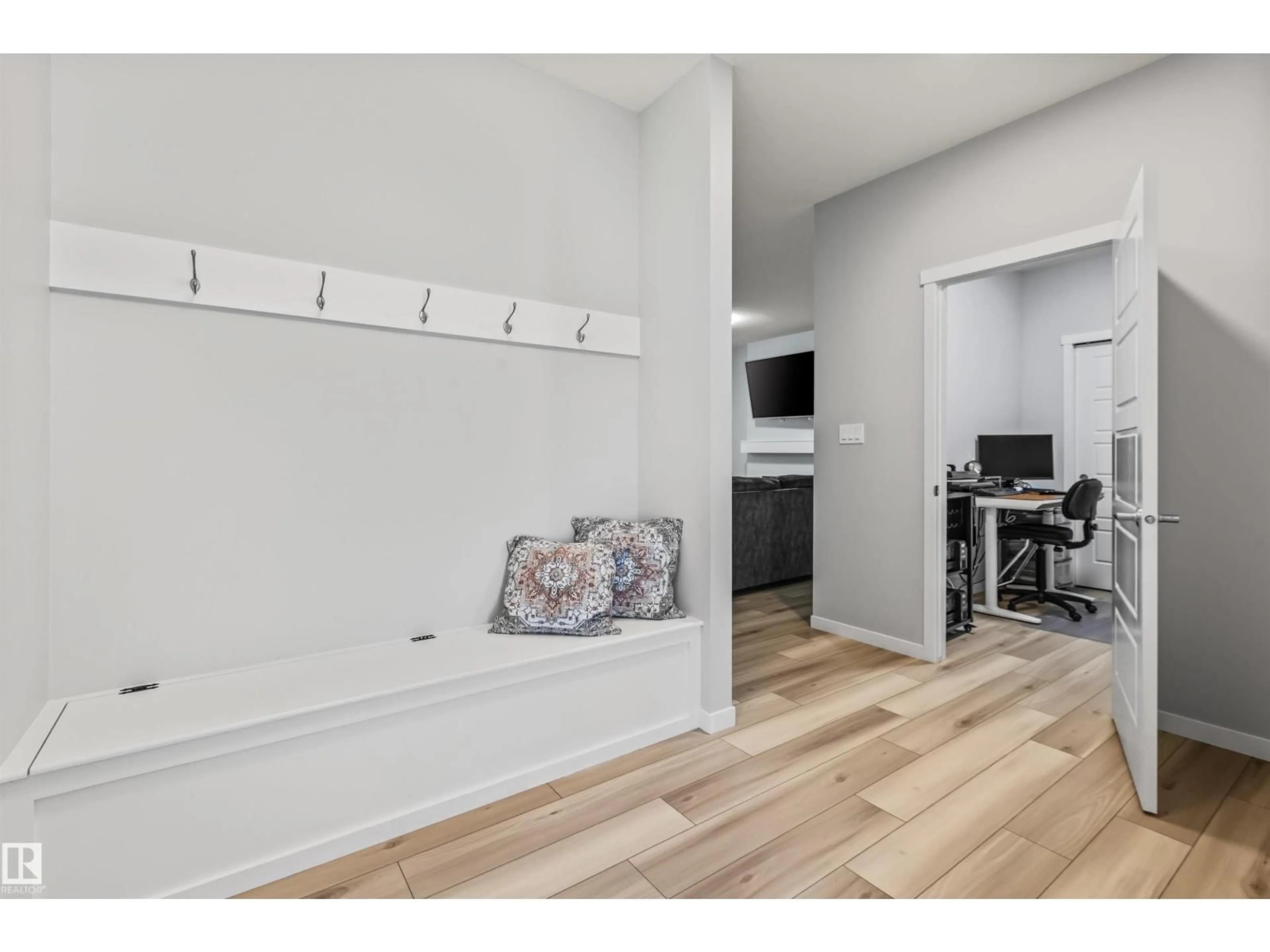 Indoor entryway for NW - 7113 177A AV, Edmonton Alberta T5Z0T4