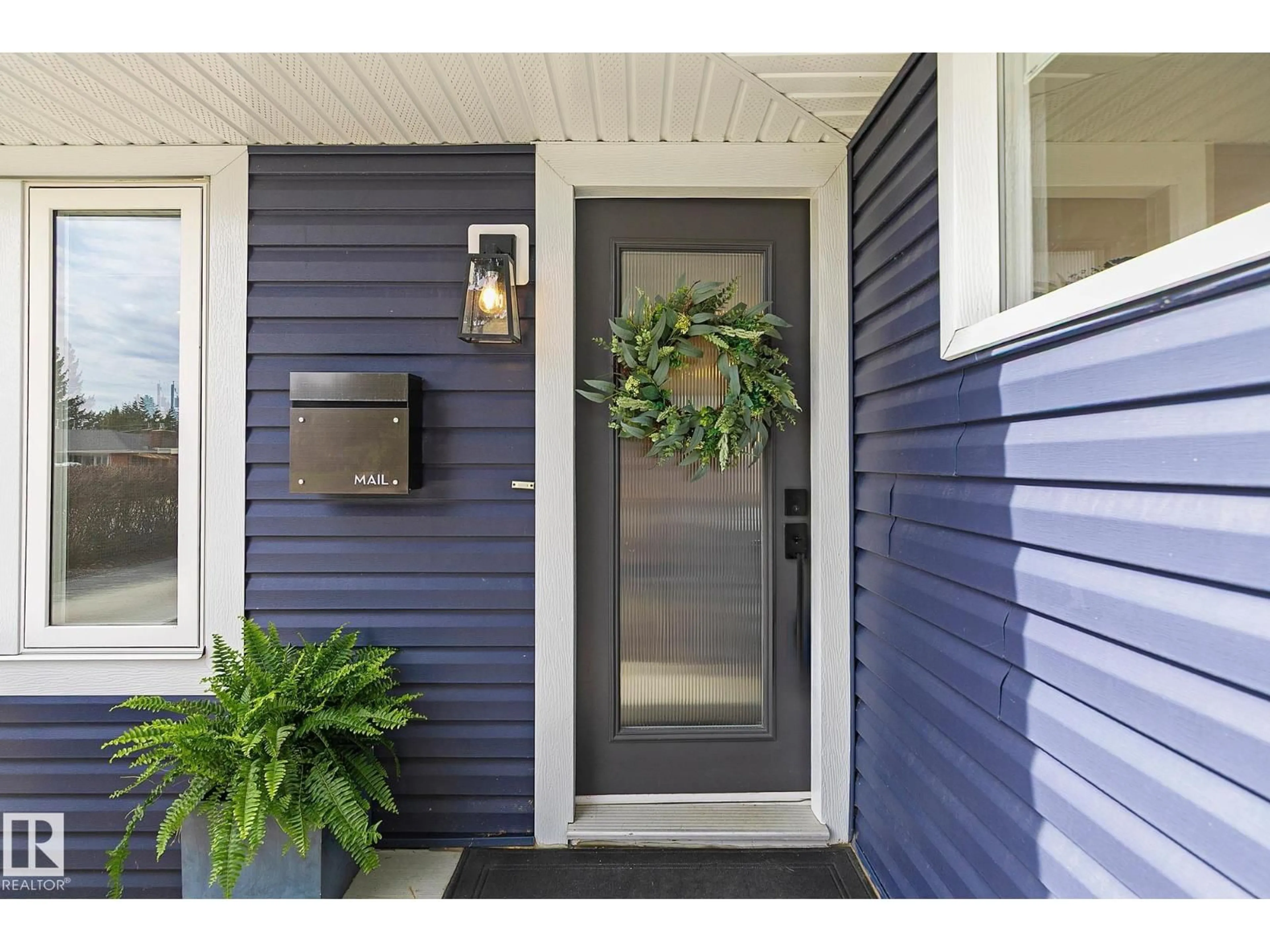 Indoor entryway for 15011 77 AV, Edmonton Alberta T5R3B5