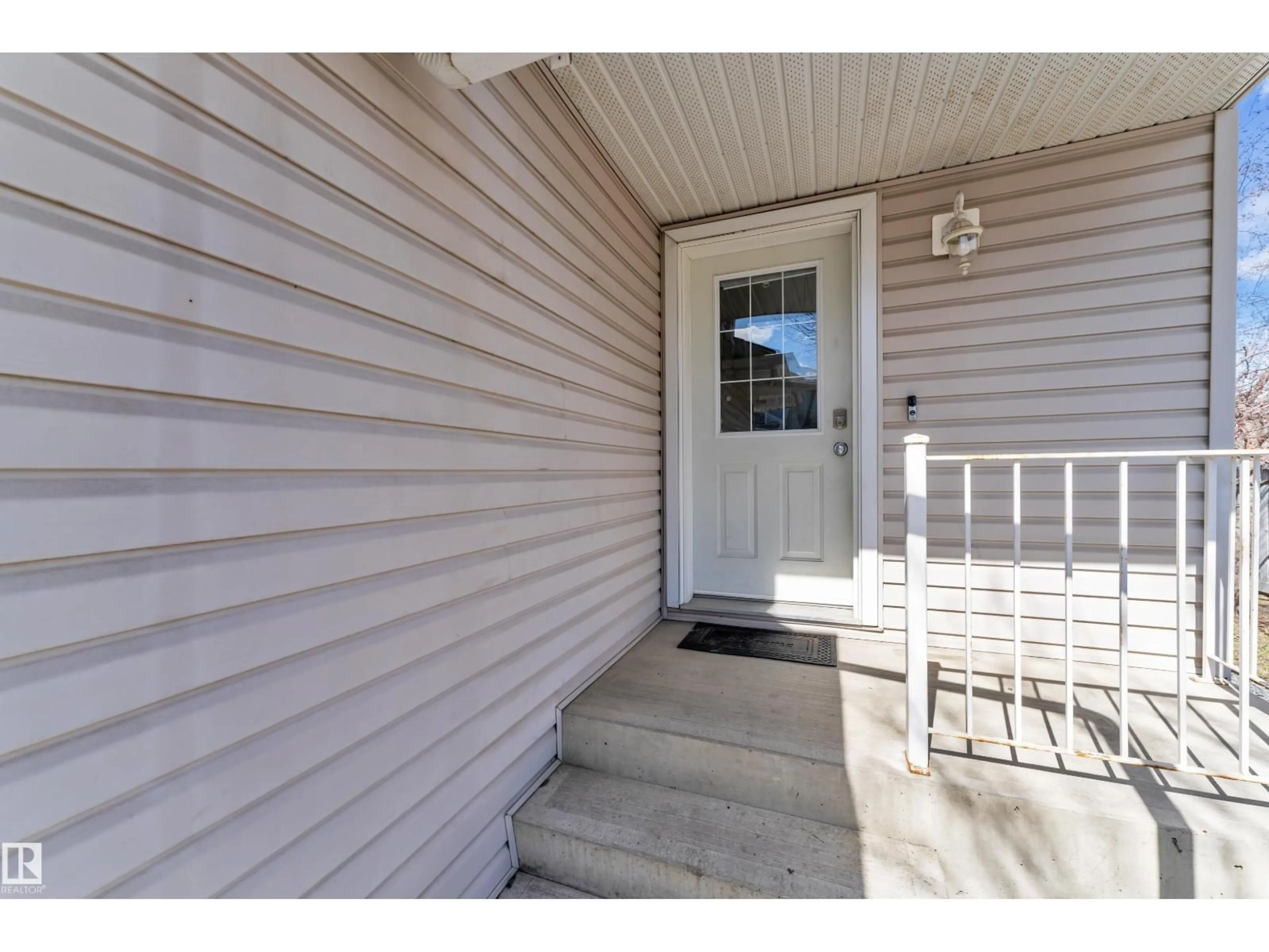 Indoor entryway for 64 4350 23 ST NW, Edmonton Alberta T6T1C8
