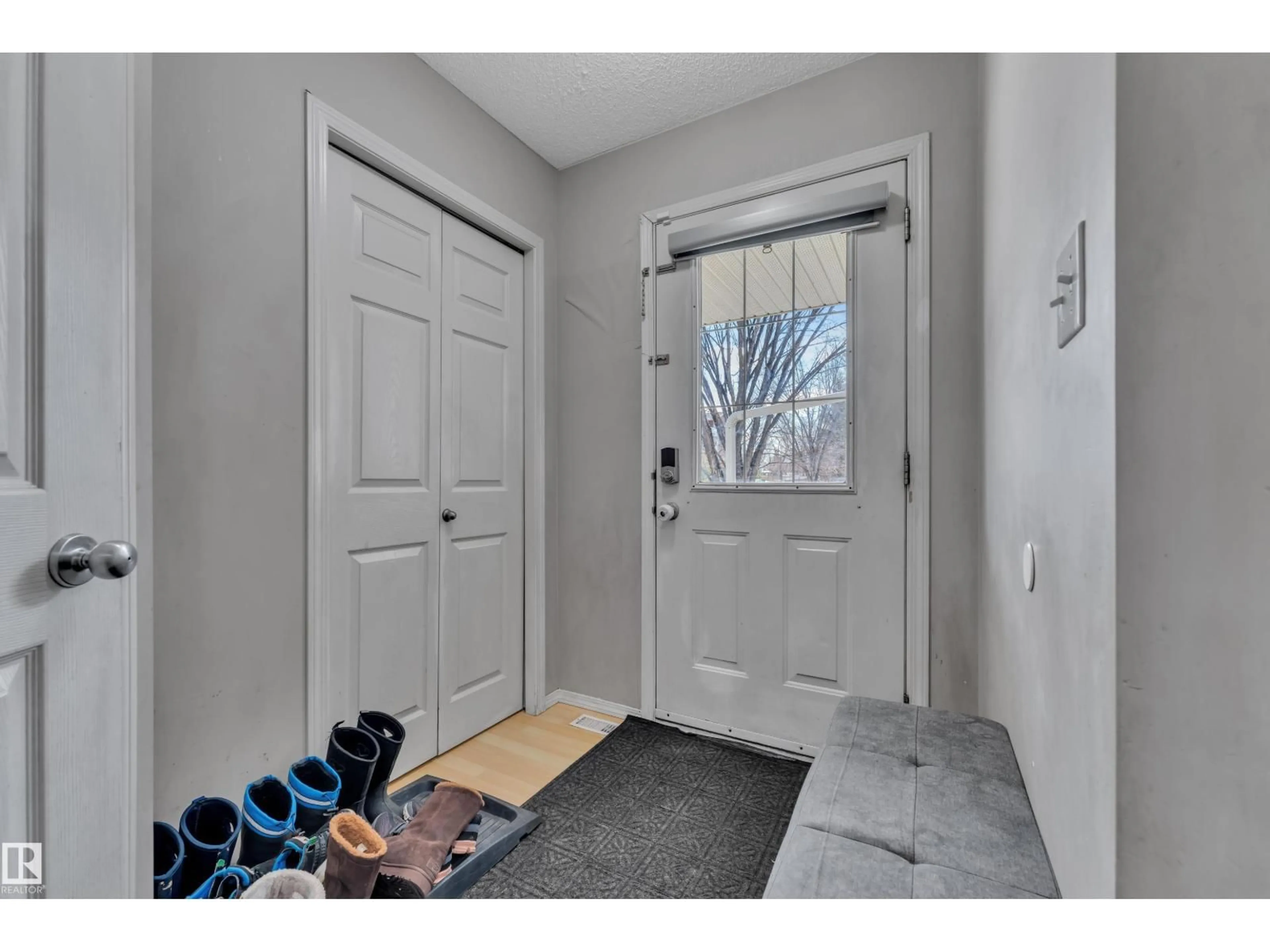 Indoor entryway for 64 4350 23 ST NW, Edmonton Alberta T6T1C8