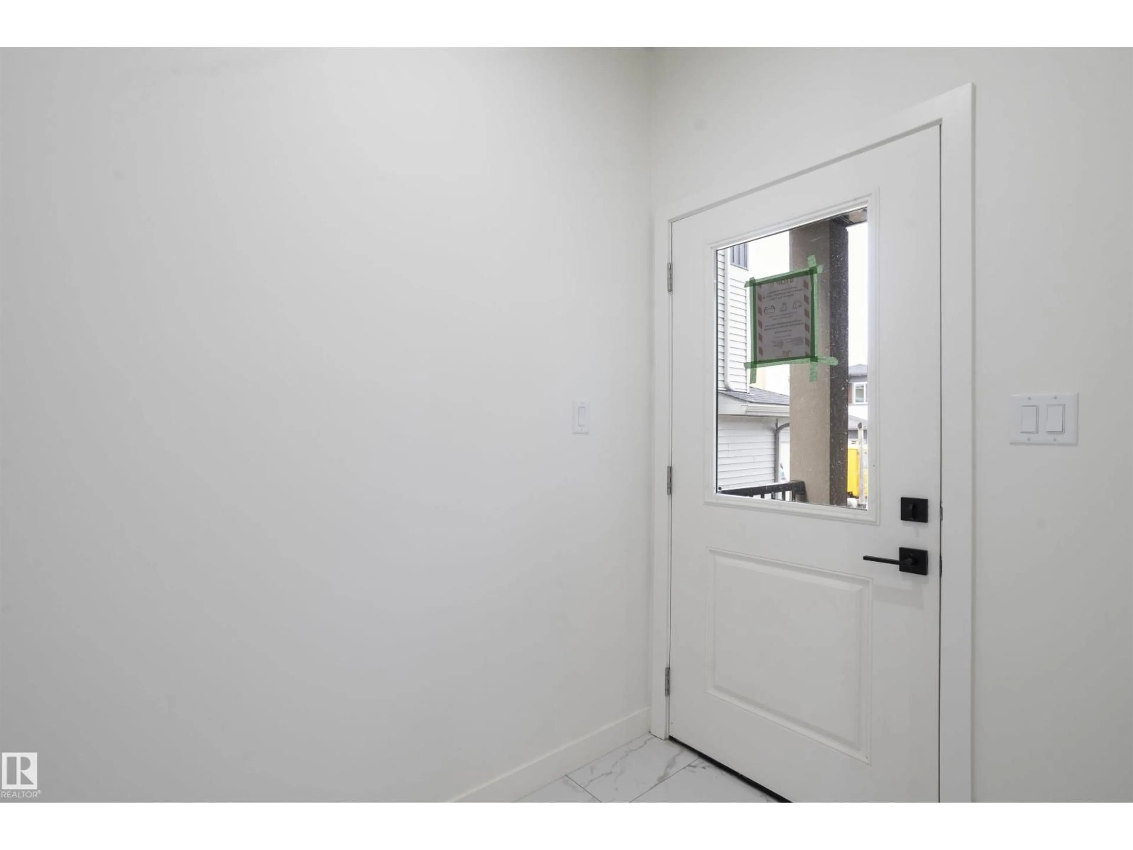 Indoor entryway for 3013 8 AV, Edmonton Alberta T6X3M6